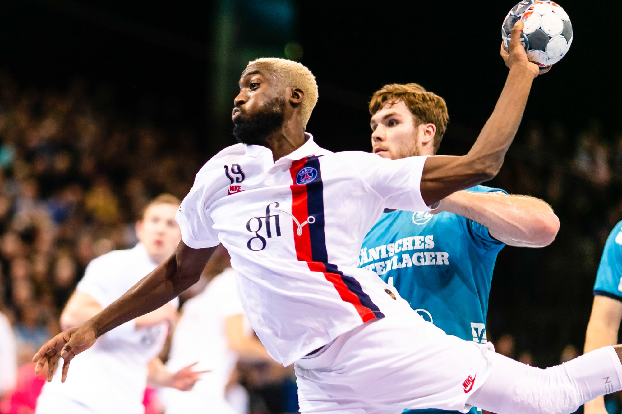 06 November 2019, Schleswig-Holstein, Flensburg: Handball: Champions League, SG Flensburg-Handewitt - Paris St. Germain, Group stage, Group A, 7th matchday. Luc Abalo (l) of Paris throws Johannes Golla at the goal in front of Flensburg. Photo: Frank Molter/dpa 

Photo by Icon Sport