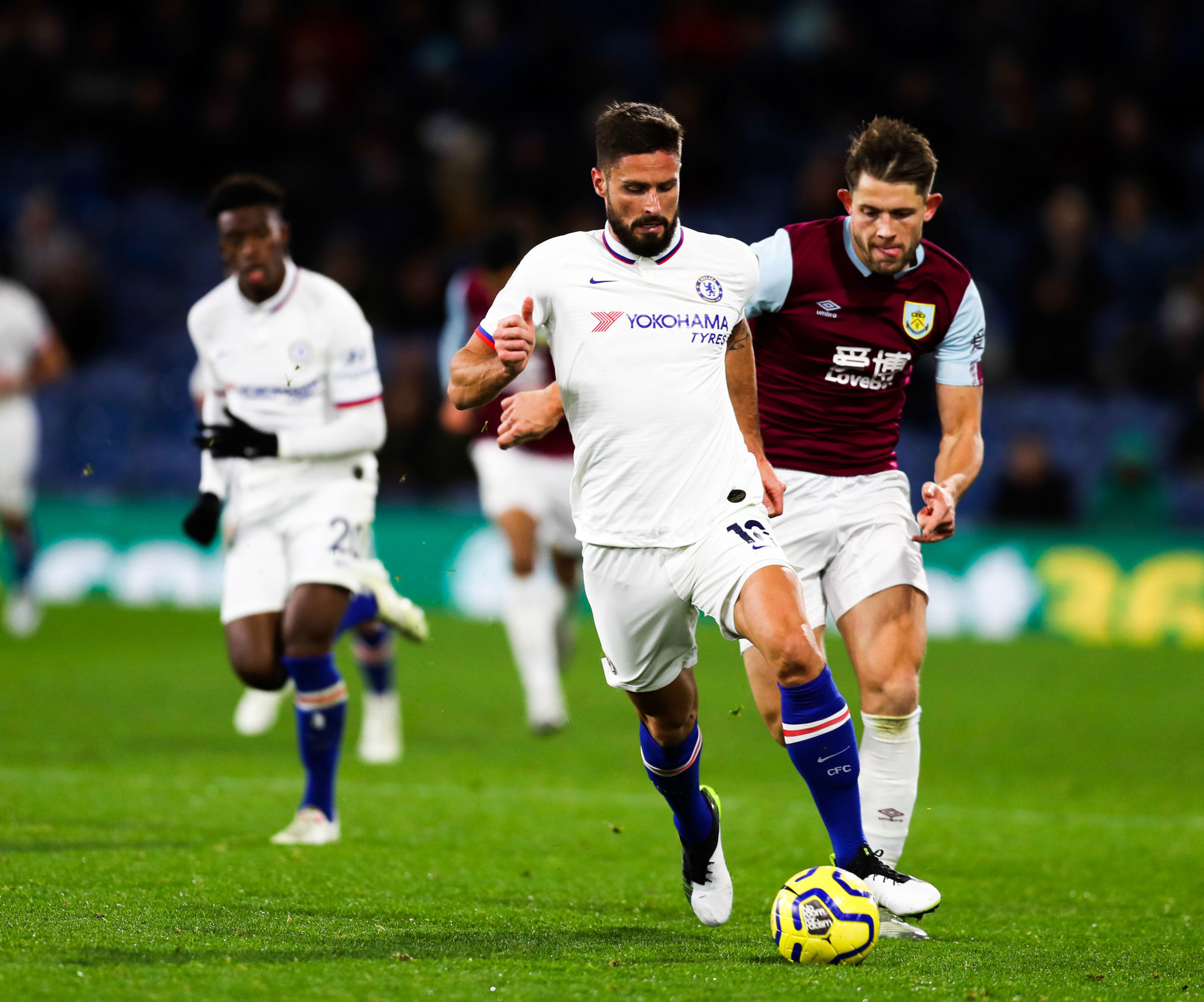 26th October 2019; Turf Moor, Burnley, Lancashire, England; English Premier League Football, Burnley versus Chelsea; Olivier Giroud of Chelsea is chased by James Tarkowski of Burnley  - Strictly Editorial Use Only. No use with unauthorized audio, video, data, fixture lists, club/league logos or 'live' services. Online in-match use limited to 120 images, no video emulation. No use in betting, games or single club/league/player publications 


Photo by Icon Sport - Olivier GIROUD - James TARKOWSKI - Turf Moor - Burnley (Angleterre)