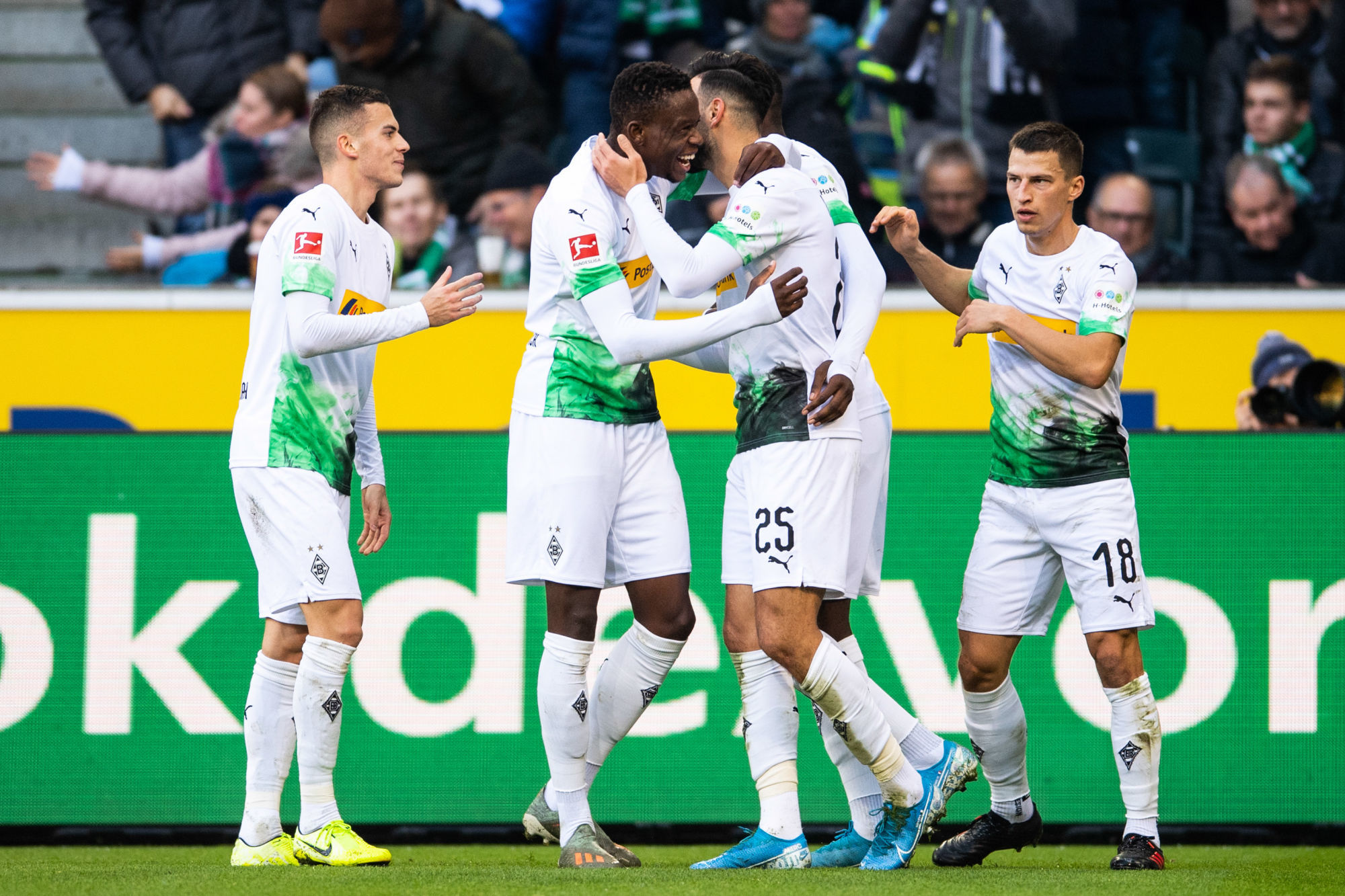 10 November 2019, North Rhine-Westphalia, Mˆnchengladbach: Soccer: Bundesliga, Borussia Mˆnchengladbach - Werder Bremen, 11th matchday in Borussia-Park. Gladbach's Alassane Plea (l-r), Stefan Lainer, Laszlo Benes and goal scorer Ramy Bensebaini cheer for a 1-0 lead after the goal. Photo: Marius Becker/dpa - IMPORTANT NOTE: In accordance with the requirements of the DFL Deutsche Fu?ball Liga or the DFB Deutscher Fu?ball-Bund, it is prohibited to use or have used photographs taken in the stadium and/or the match in the form of sequence images and/or video-like photo sequences. 

Photo by Icon Sport - Borussia-Park - Monchengladbach (Allemagne)
