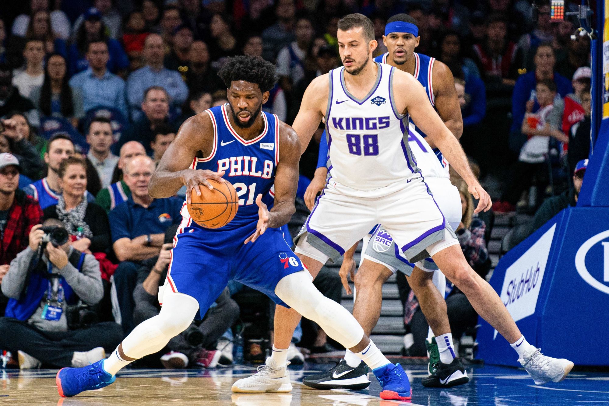 Nov 27, 2019; Philadelphia, PA, USA; Philadelphia 76ers center Joel Embiid (21) dribbles against Sacramento Kings forward Nemanja Bjelica (88) during the first quarter at Wells Fargo Center. Mandatory Credit: Bill Streicher-USA TODAY Sports/Sipa USA 

Photo by Icon Sport - Nemanja BJELICA - Joel EMBIID - Wells Fargo Center - Philadelphia (Etats Unis)