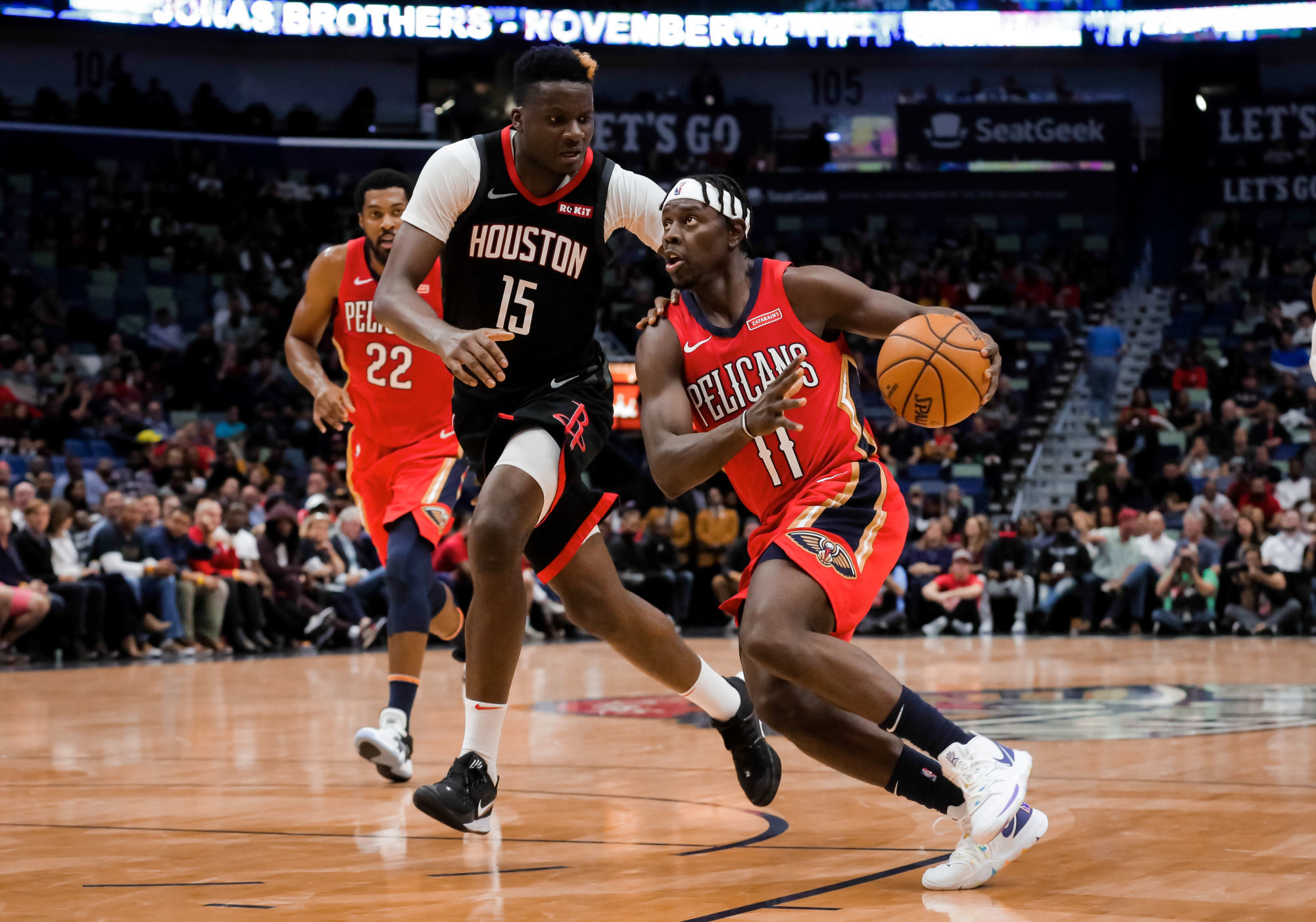 Nov 11, 2019; New Orleans, LA, USA; New Orleans Pelicans guard Jrue Holiday (11) drives past Houston Rockets center Clint Capela (15) during the second half at the Smoothie King Center. Mandatory Credit: Derick E. Hingle-USA TODAY Sports/Sipa USA 

Photo by Icon Sport - Clint CAPELA - Jrue HOLIDAY - Smoothie King Center - Nouvelle Orleans (Etats Unis)