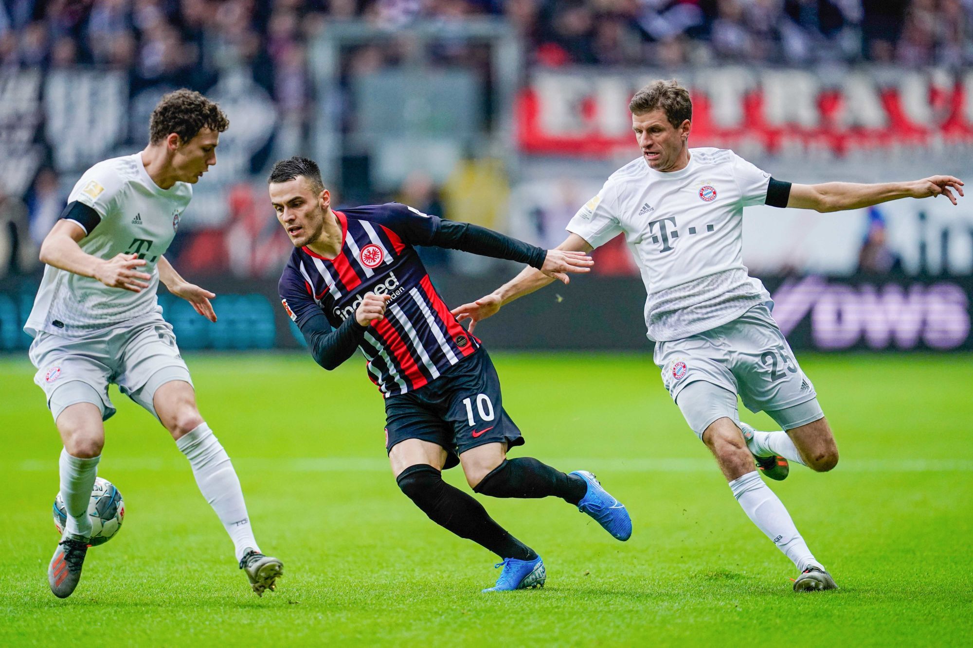 02 November 2019, Hessen, Frankfurt/Main: Soccer: Bundesliga, Eintracht Frankfurt - Bayern Munich, 10th matchday, in the Commerzbank Arena. Munich's Benjamin Pavard (l-r), Frankfurt's Filip Kostic and Munich's Thomas M¸ller fight for the ball. Photo: Uwe Anspach/dpa - IMPORTANT NOTE: In accordance with the requirements of the DFL Deutsche Fu?ball Liga or the DFB Deutscher Fu?ball-Bund, it is prohibited to use or have used photographs taken in the stadium and/or the match in the form of sequence images and/or video-like photo sequences. 

Photo by Icon Sport - Commerzbank-Arena - Francfort (Allemagne)