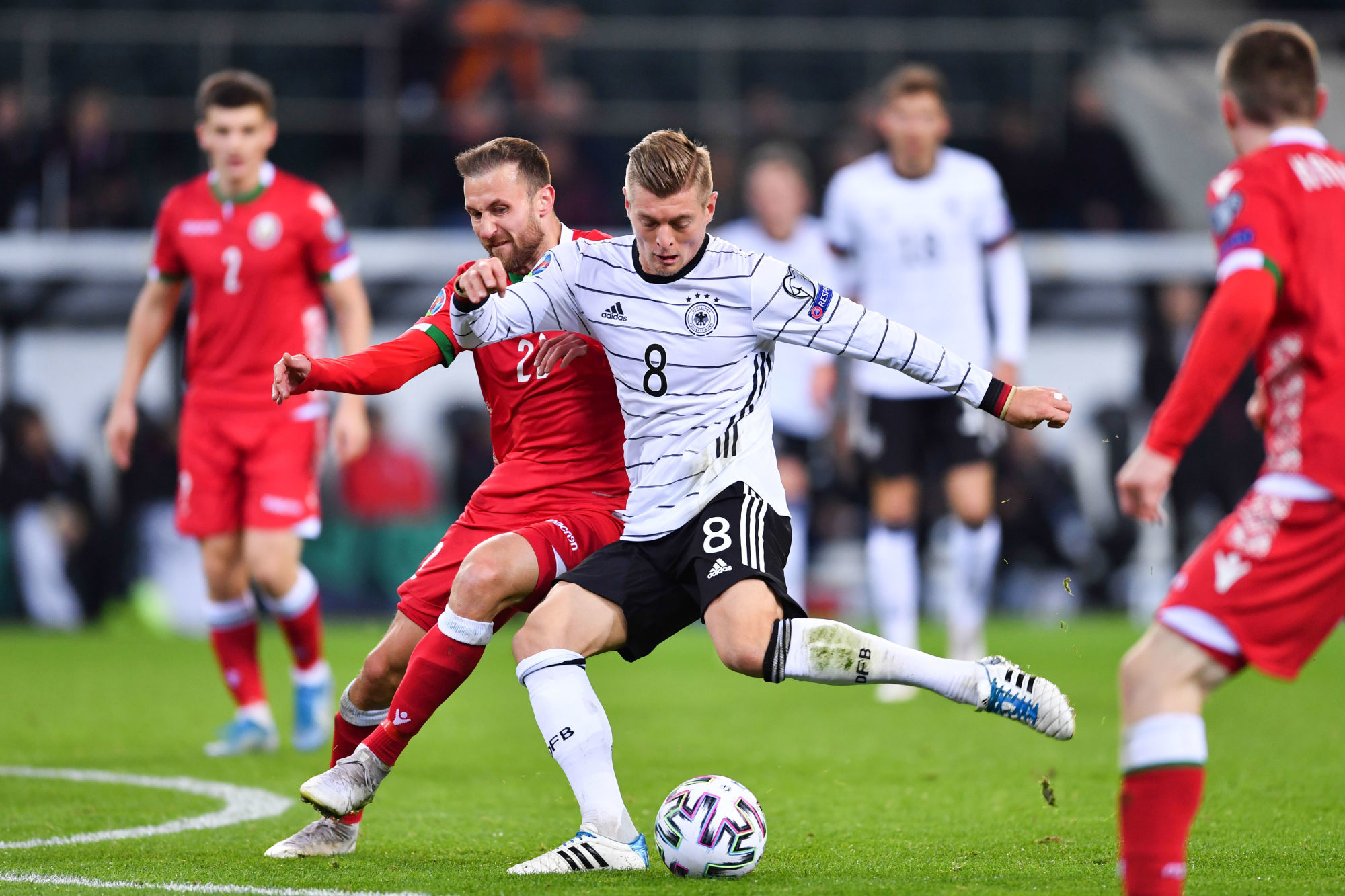16 November 2019, North Rhine-Westphalia, Mˆnchengladbach: Soccer: European Championship qualification, Germany - Belarus, Group stage, Group C, 9th matchday in the stadium in Borussia-Park. Germany's Toni Kroos (r) and Belarus's Igor Stasewitsch (Igor Stasevich) fight for the ball. IMPORTANT NOTE: In accordance with the requirements of the DFL Deutsche Fu?ball Liga or the DFB Deutscher Fu?ball-Bund, it is prohibited to use or have used photographs taken in the stadium and/or the match in the form of sequence images and/or video-like photo sequences. Photo: Marius Becker/dpa 

Photo by Icon Sport - Toni KROOS - Ihar STASEVICH - Borussia-Park - Monchengladbach (Allemagne)
