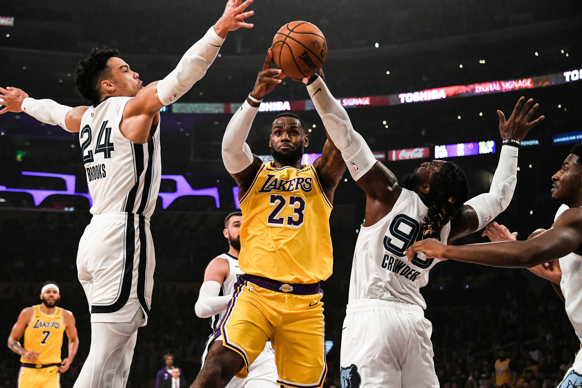 Oct 29, 2019; Los Angeles, CA, USA; Los Angeles Lakers forward LeBron James (23) reacts while guarded by Memphis Grizzlies guard Dillon Brooks (24) and forward Jae Crowder (99) during the first quarter at Staples Center. Mandatory Credit: Richard Mackson-USA TODAY Sports/Sipa USA 

Photo by Icon Sport - Jae CROWDER - LeBron JAMES - Dillon BROOKS - Staples Center - Los Angeles (Etats Unis)