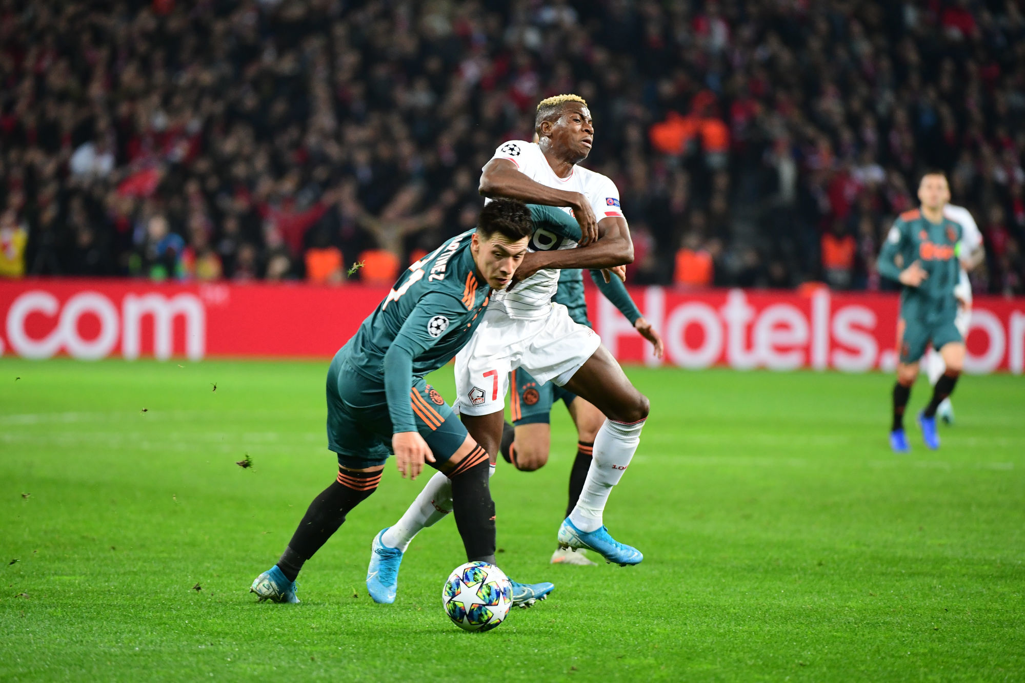 (R-L) Victor OSIMHEN of Lille and Lisandro MARTINEZ of Ajax during the Champions League match between Lille and Ajax Amsterdam at Grand Stade Lille Métropole on November 27, 2019 in Lille, France. (Photo by Dave Winter/Icon Sport) - Stade Pierre Mauroy - Lille (France)