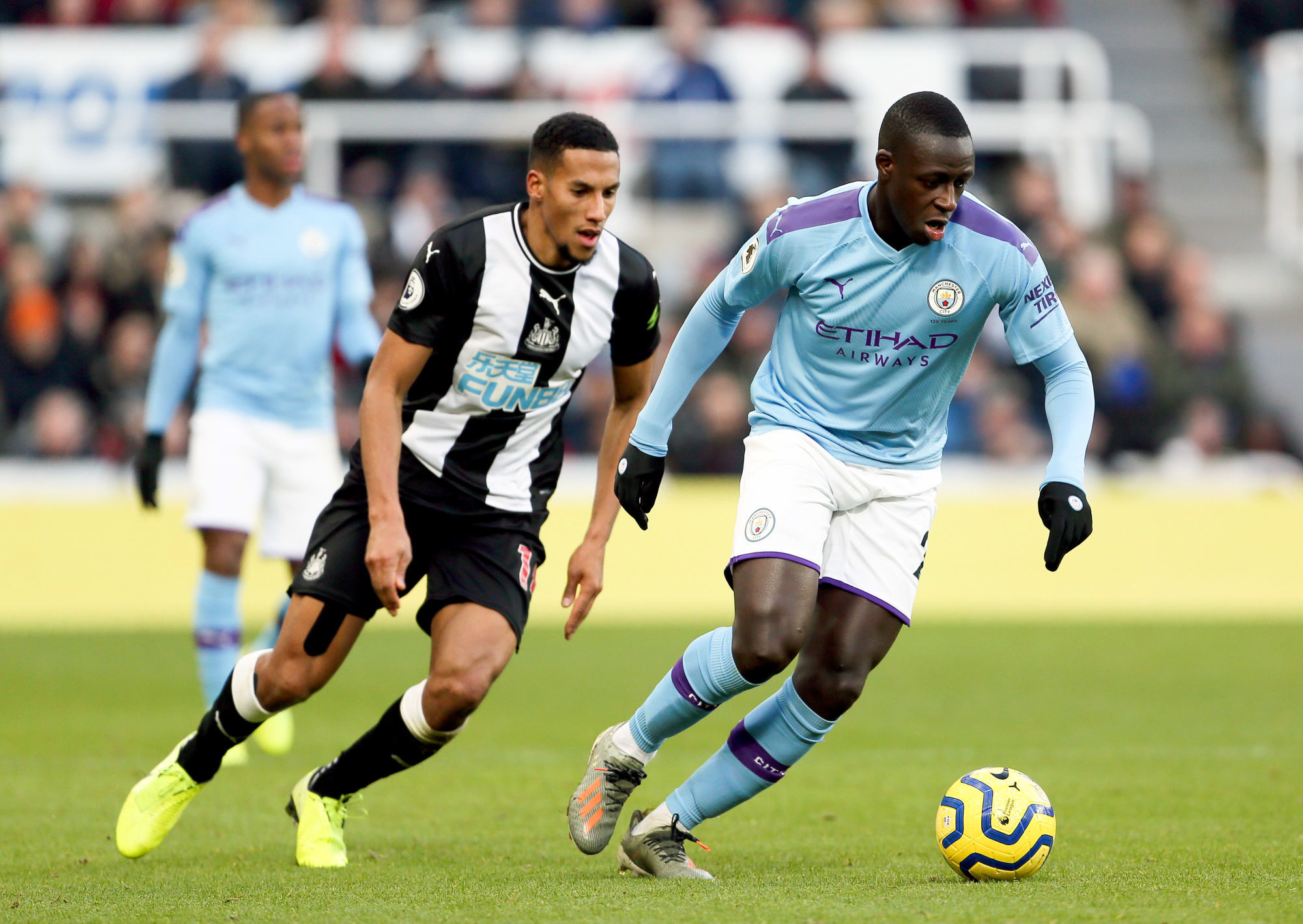 Newcastle United's Isaac Hayden (left) and Manchester City's Benjamin Mendy battle for the ball 

Photo by Icon Sport - St. James Park  - Newcastle (Angleterre)