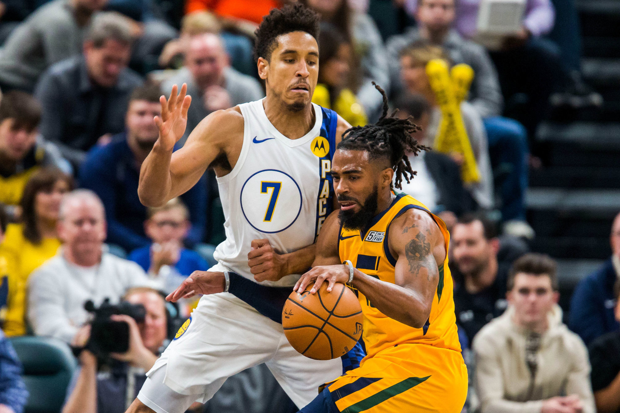 Nov 27, 2019; Indianapolis, IN, USA; Utah Jazz guard Mike Conley (10) dribbles the ball against Indiana Pacers guard Malcolm Brogdon (7) in the second quarter at Bankers Life Fieldhouse. Mandatory Credit: Trevor Ruszkowski-USA TODAY Sports/Sipa USA 

Photo by Icon Sport - Mike CONLEY - Malcolm BROGDON - Bankers Life Fieldhouse - Indianapolis  (Etats Unis)