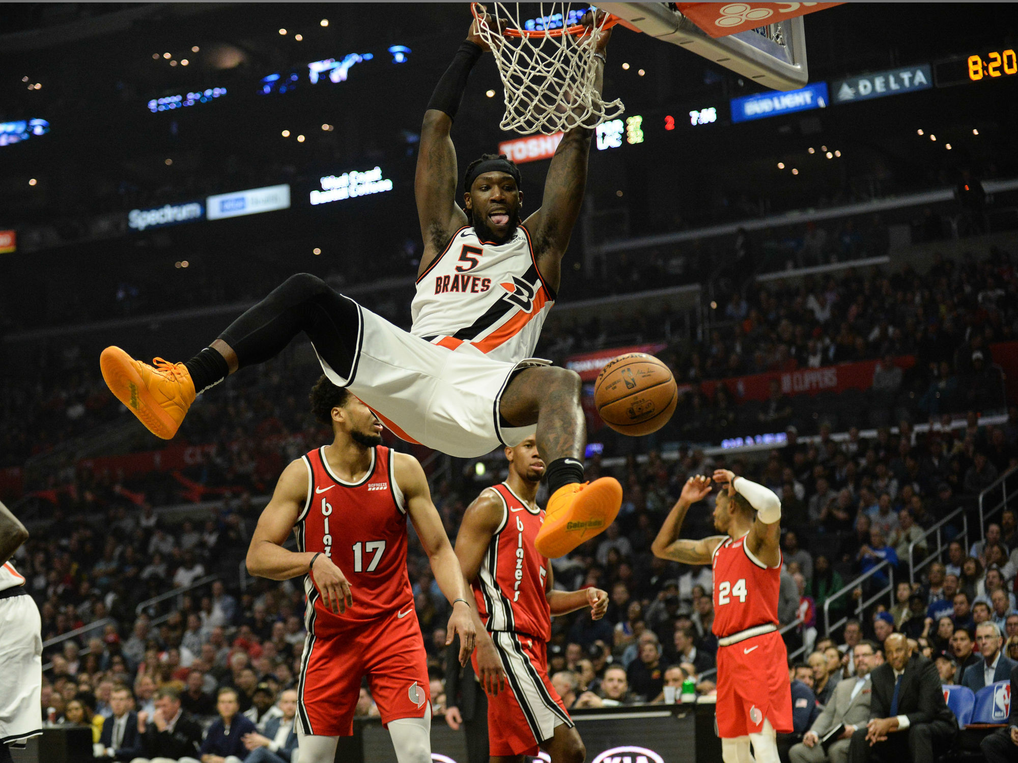 November 7, 2019; Los Angeles, CA, USA; Los Angeles Clippers forward Montrezl Harrell (5) dunks for a basket against the Portland Trail Blazers during the first half at Staples Center. Mandatory Credit: Gary A. Vasquez-USA TODAY Sports/Sipa USA 

Photo by Icon Sport - Montrezl HARRELL - Staples Center - Los Angeles (Etats Unis)