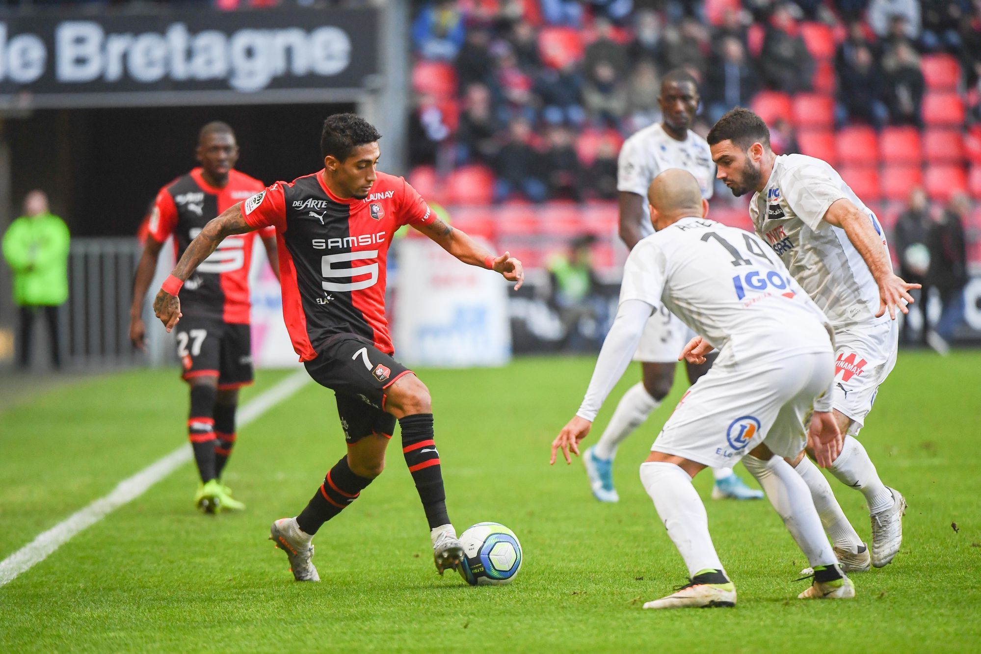 RAPHINHA of Rennes and Thomas MONCONDUIT of Amiens during the Ligue 1 match between Rennes and Amiens at Roazhon Park on November 10, 2019 in Rennes, France. (Photo by Anthony Dibon/Icon Sport) - Roazhon Park - Rennes (France)