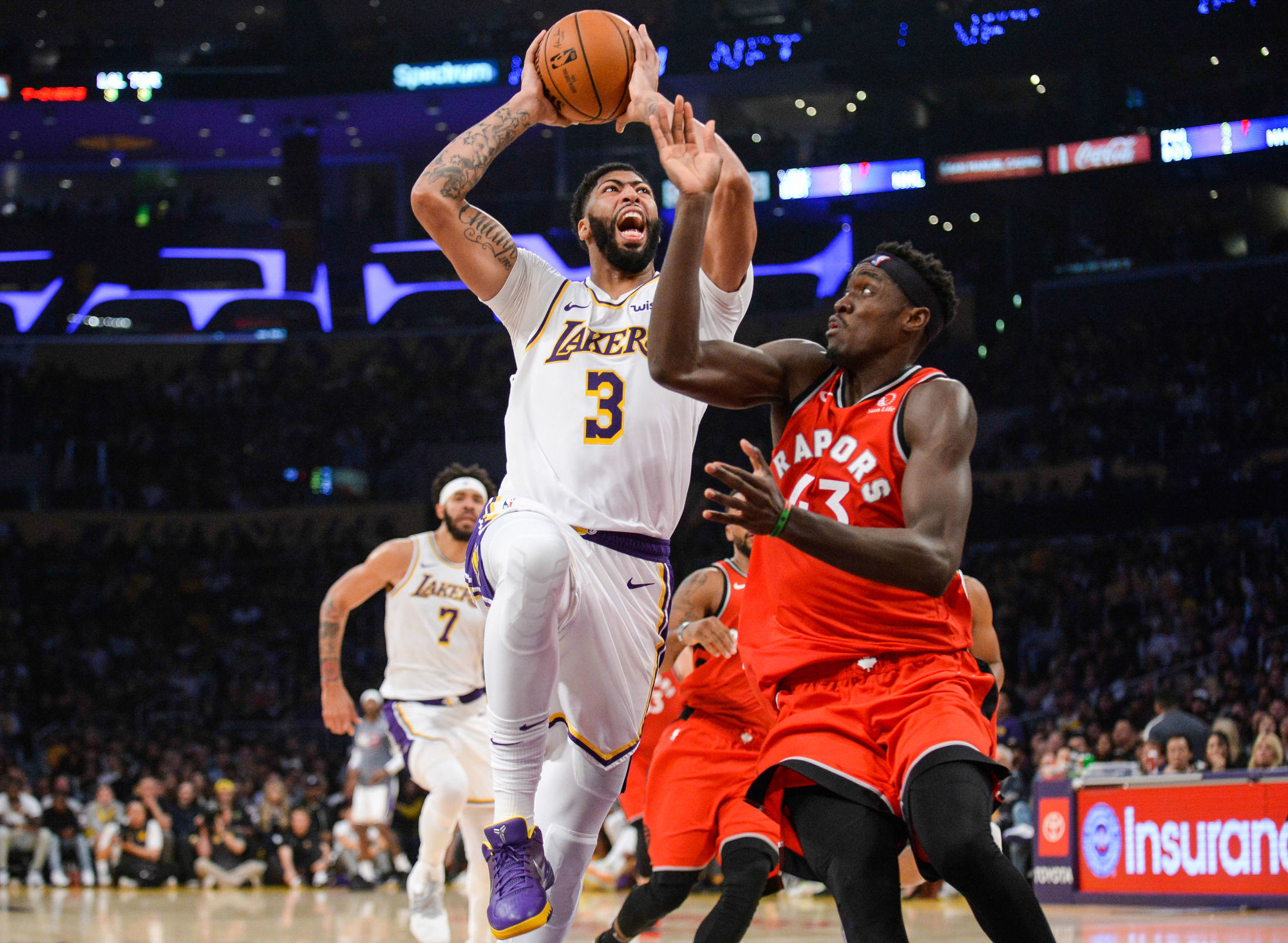 November 10, 2019; Los Angeles, CA, USA; Los Angeles Lakers forward Anthony Davis (3) moves to the basket against Toronto Raptors forward Pascal Siakam (43) during the second half at Staples Center. Mandatory Credit: Gary A. Vasquez-USA TODAY Sports/Sipa USA 

Photo by Icon Sport - Anthony DAVIS - Pascal SIAKAM - Staples Center - Los Angeles (Etats Unis)
