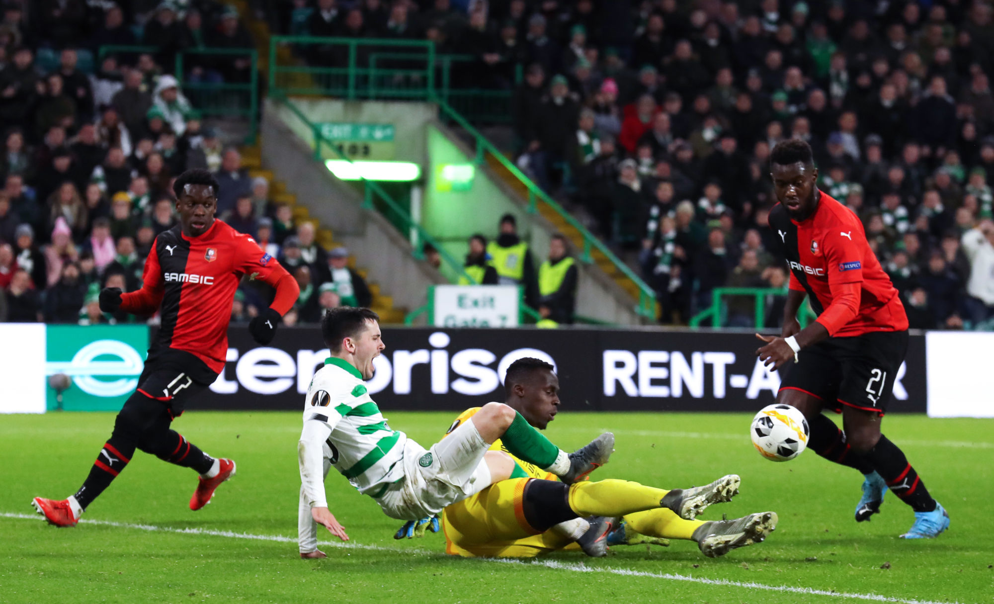 Rennes goalkeeper Edouard Mendy challenges Celtic's Lewis Morgan inside the penalty area during the UEFA Europa League Group E match at Celtic Park, Glasgow. 

Photo by Icon Sport - Celtic Park - Glasgow (Ecosse)