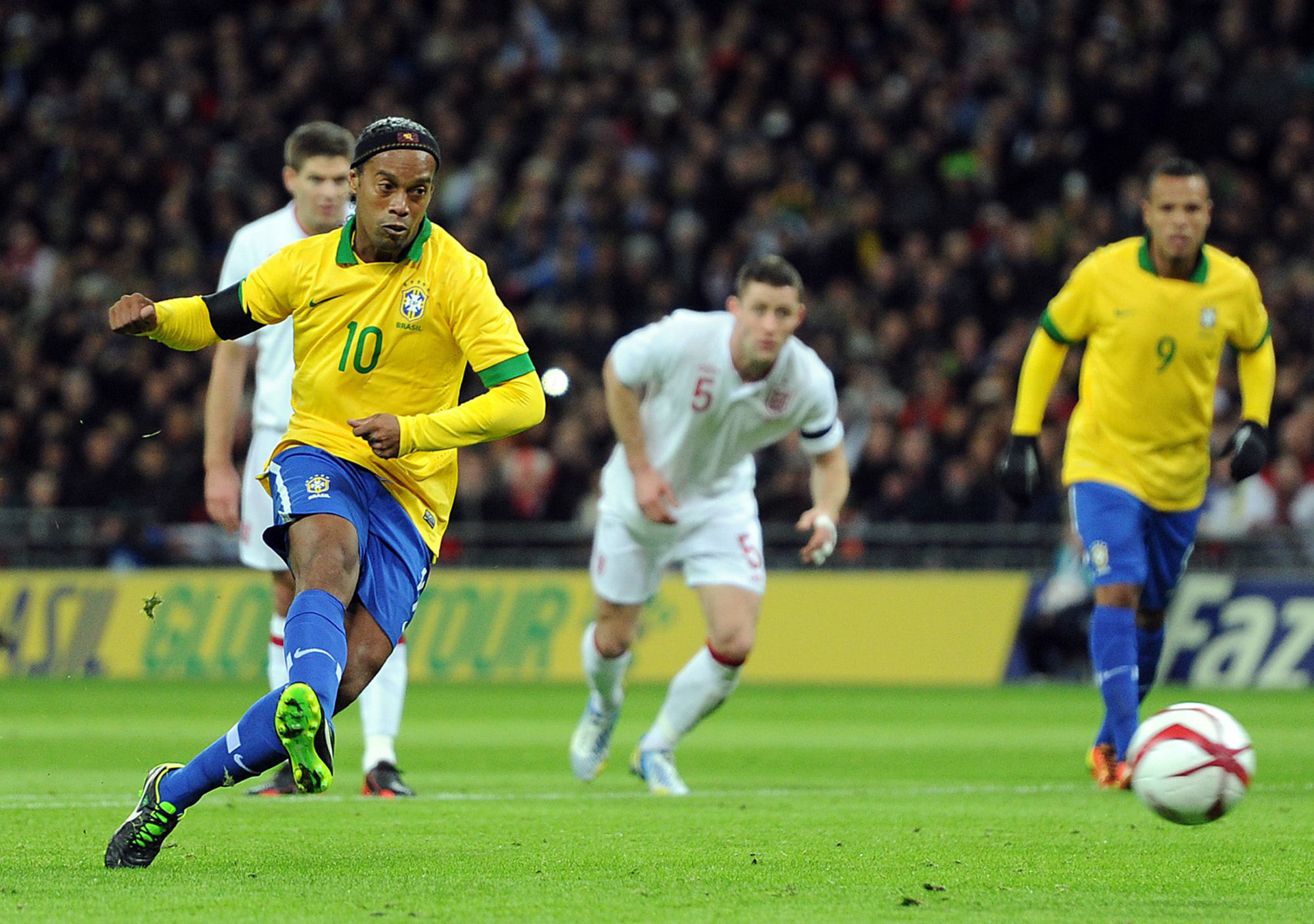 Ronaldinho ( penalty )- 06.02.2013 - Angleterre / Bresil - Match Amical -Wembley - Photo : Newspix / Icon Sport
