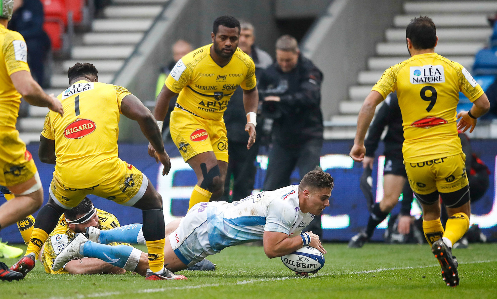 Sale Sharks' Rohan Janse Van Rensburg goes over for a try against La Rochelle, during the Heineken Champions Cup Round 2 match at the AJ Bell Stadium, Salford. 

Photo by Icon Sport - AJ Bell Stadium - Sale (Angleterre)