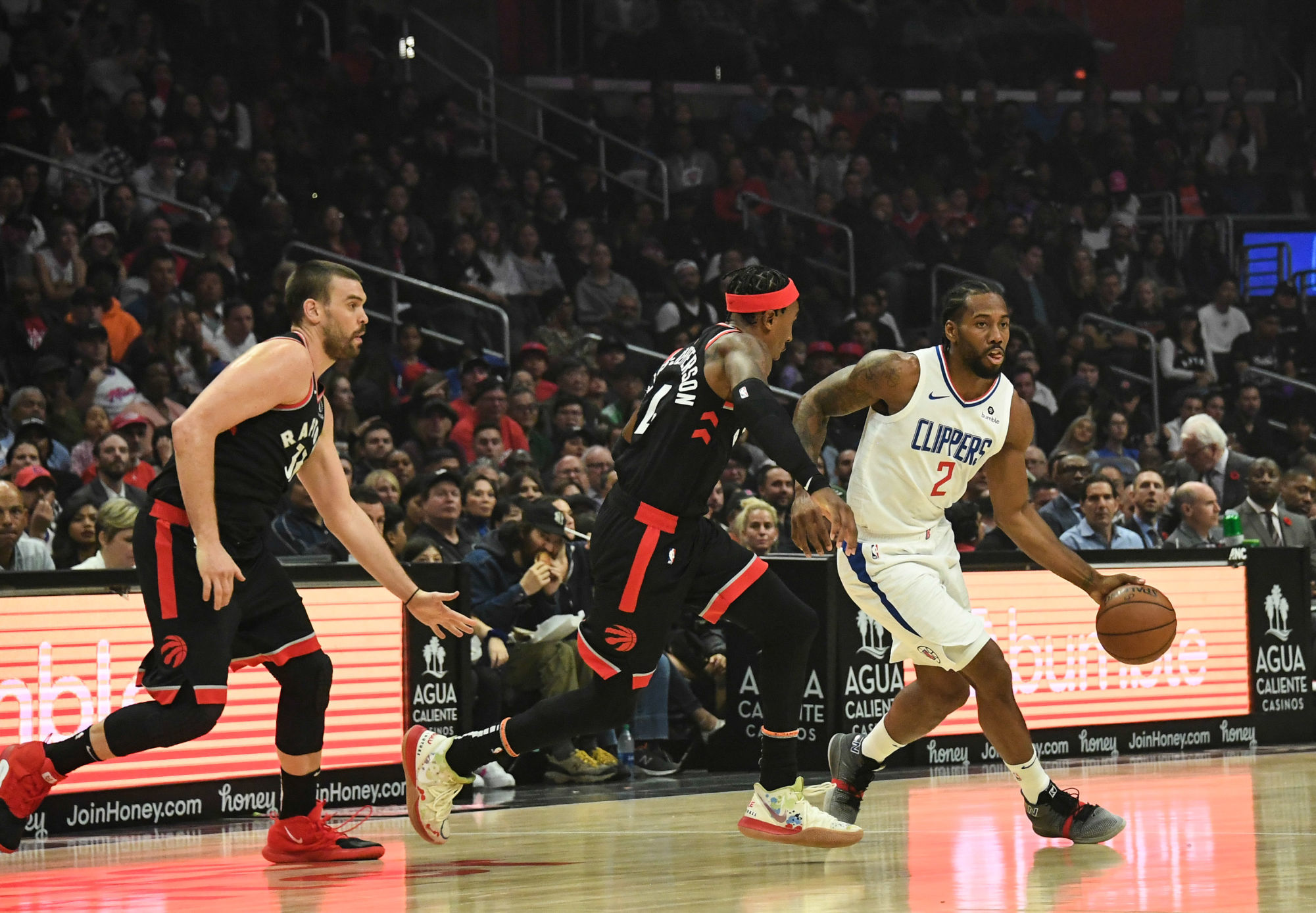 Nov 11, 2019; Los Angeles, CA, USA; LA Clippers forward Kawhi Leonard (2) dribbles the ball defended by Toronto Raptors forward Rondae Hollis-Jefferson (4) and center Marc Gasol (33) during the first half at Staples Center. Mandatory Credit: Richard Mackson-USA TODAY Sports/Sipa USA 

Photo by Icon Sport - Marc GASOL - Kawhi LEONARD - Rondae HOLLIS-JEFFERSON - Staples Center - Los Angeles (Etats Unis)