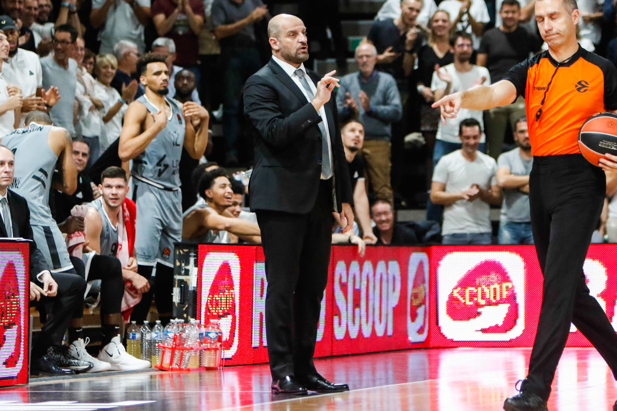 Zvezdan MITROVIC coach of Lyon and referee during the Euroligue match between Asvel and Panathinaikos at The Astroballe on October 10, 2019 in Villeurbanne, France. (Photo by Romain Biard/Icon Sport) - Zvezdan MITROVIC - Astroballe - Villeurbanne (France)