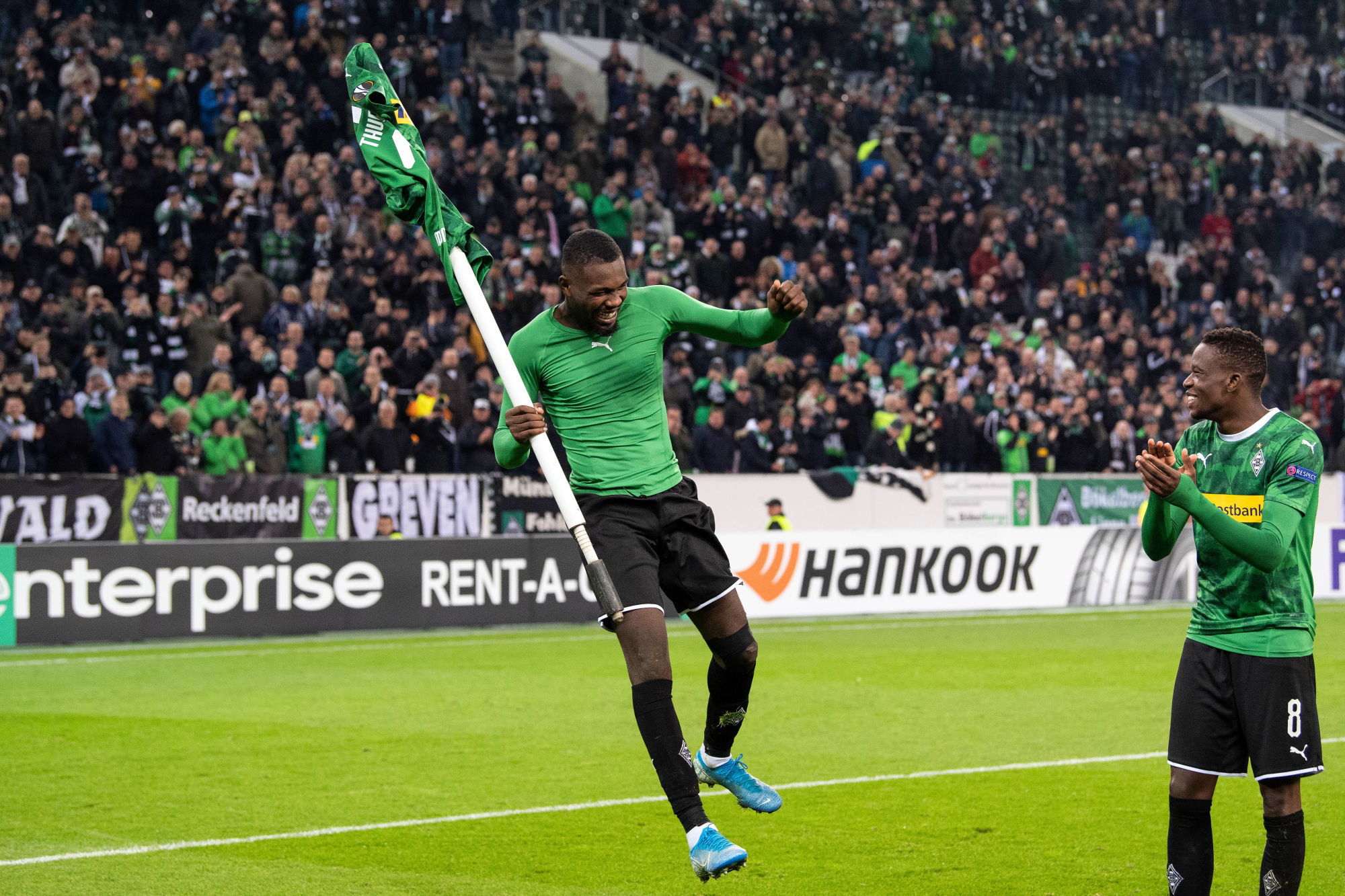 07 November 2019, North Rhine-Westphalia, Mˆnchengladbach: Soccer: Europa League, Borussia Mˆnchengladbach - AS Rome, Group stage, Group J, 4th matchday in Borussia-Park. Gladbach's Marcus Thuram (l) and Denis Zakaria celebrate their 2-1 home win over AS Rome. Photo: Federico Gambarini/dpa 

Photo by Icon Sport - Marcus THURAM - Denis ZAKARIA - Borussia-Park - Monchengladbach (Allemagne)