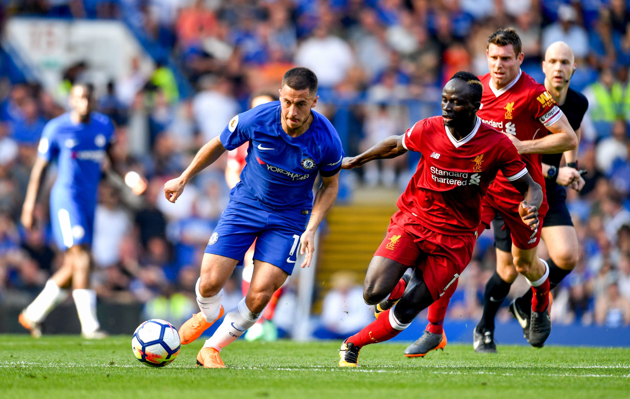 Chelsea's Eden Hazard (centre) and Liverpool's Sadio Mane battle for the ball during the Premier League match between Chelsea and Liverpool on May 06th, 2018. 
Photo : PA Images / Icon Sport