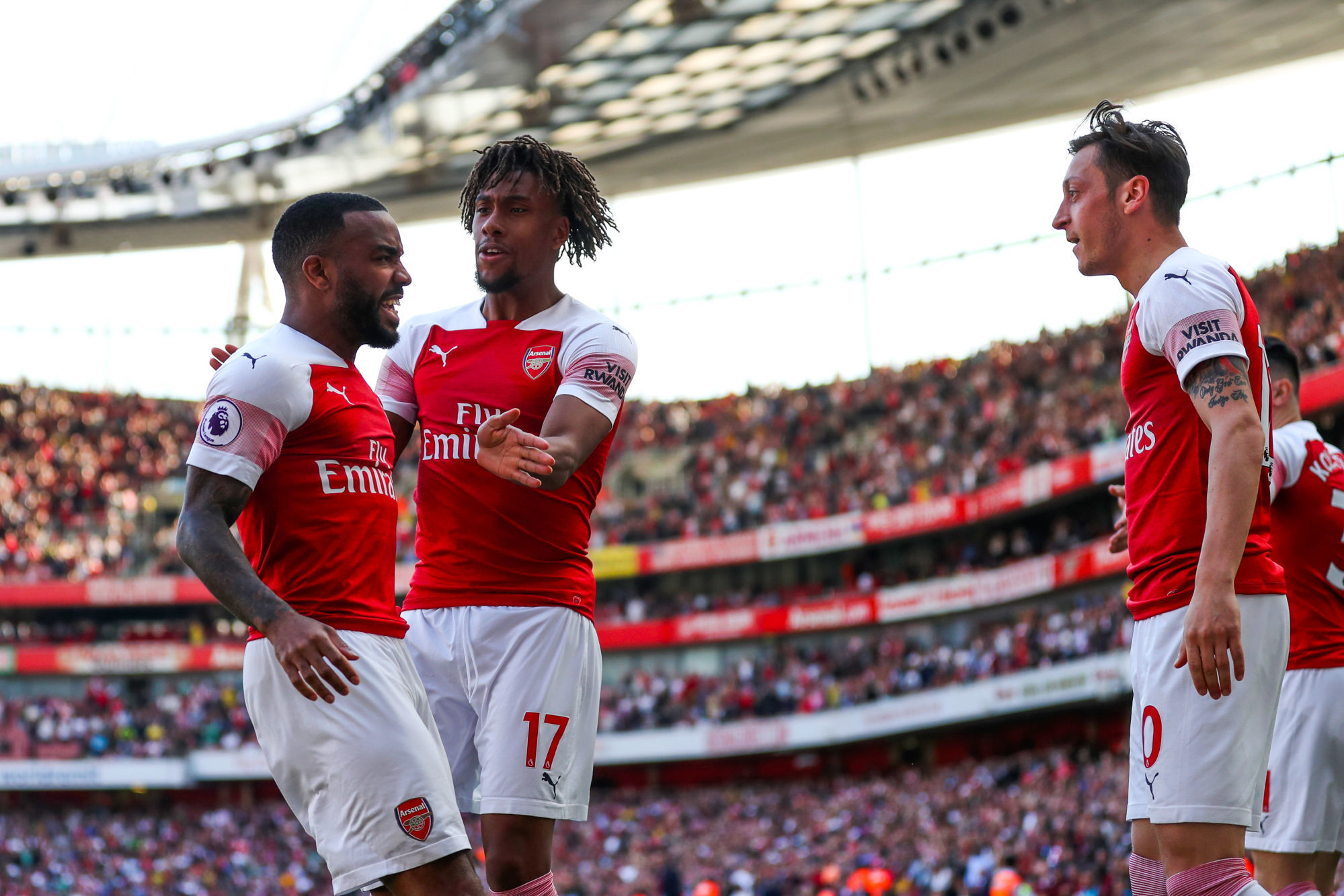 Arsenal's Mesut Ozil (right) celebrates scoring his side's first goal of the game with team mates Arsenal's Alexandre Lacazette and Arsenal's Alex Iwobi during the Premier League match at The Emirates Stadium, London on 21th April 2019 Photo : PA Images / Icon Sport