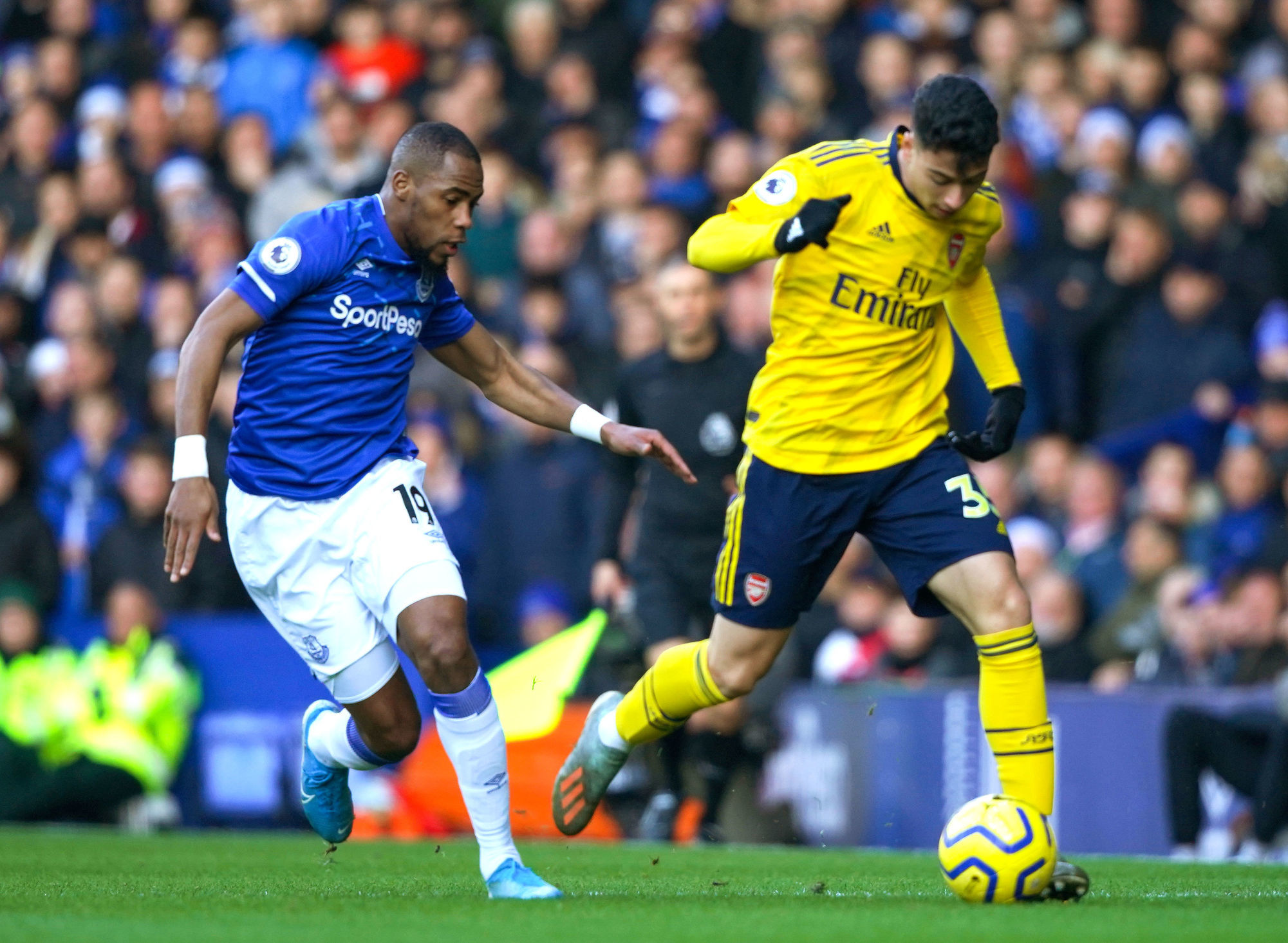 Everton's Djibril Sidibe (left) and Arsenal's Gabriel Martinelli battle for the ball 

Photo by Icon Sport - Goodison Park  - Liverpool (Angleterre)