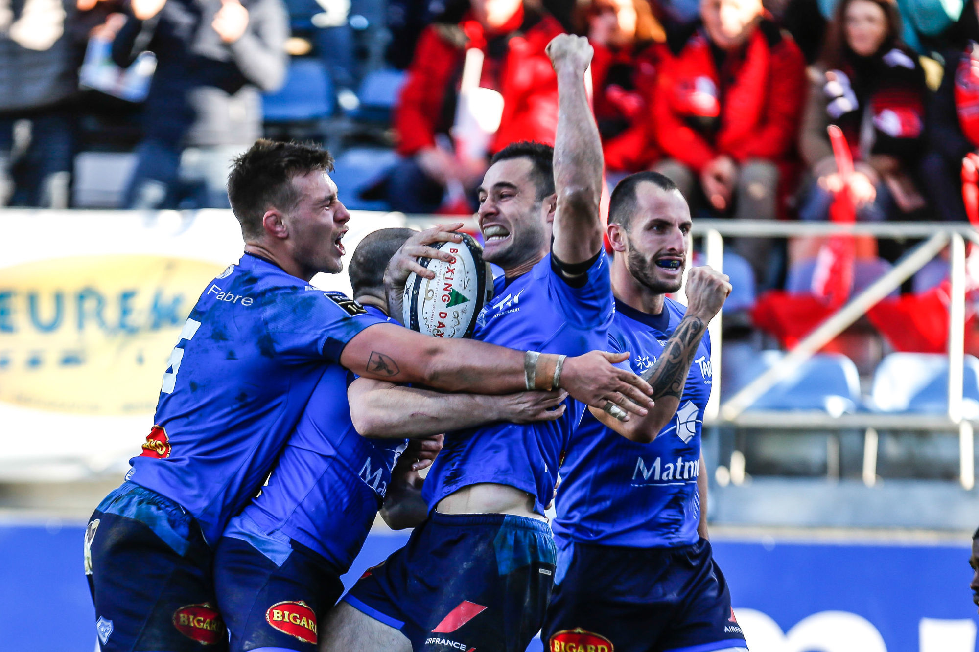 Team Castres celebrate during the Top 14 match between Castres and Lyon at Stade Pierre-Fabre on December 21, 2019 in Castres, France. (Photo by Laurent Frezouls/Icon Sport) - Stade Pierre Fabre - Castres (France)