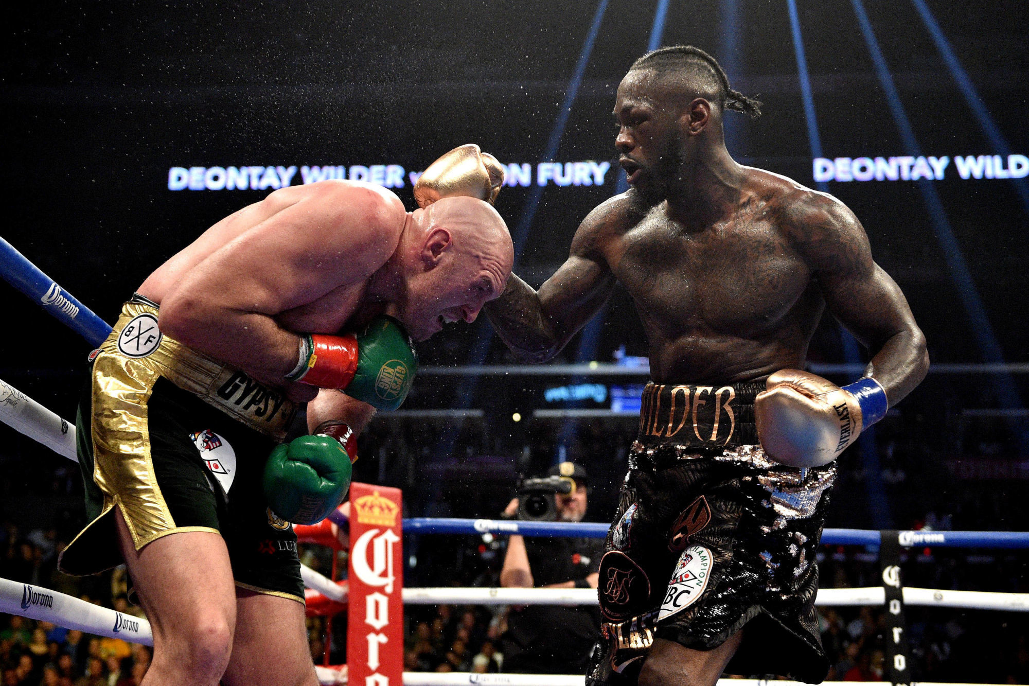 Deontay Wilder and Tyson Fury during the WBC Heavyweight Championship bout at the Staples Center in Los Angeles Picture date: Saturday December 1, 2018.   BOXING Los Angeles.  Photo credit should read: Lionel Hahn / Pa Images / Icon Sport