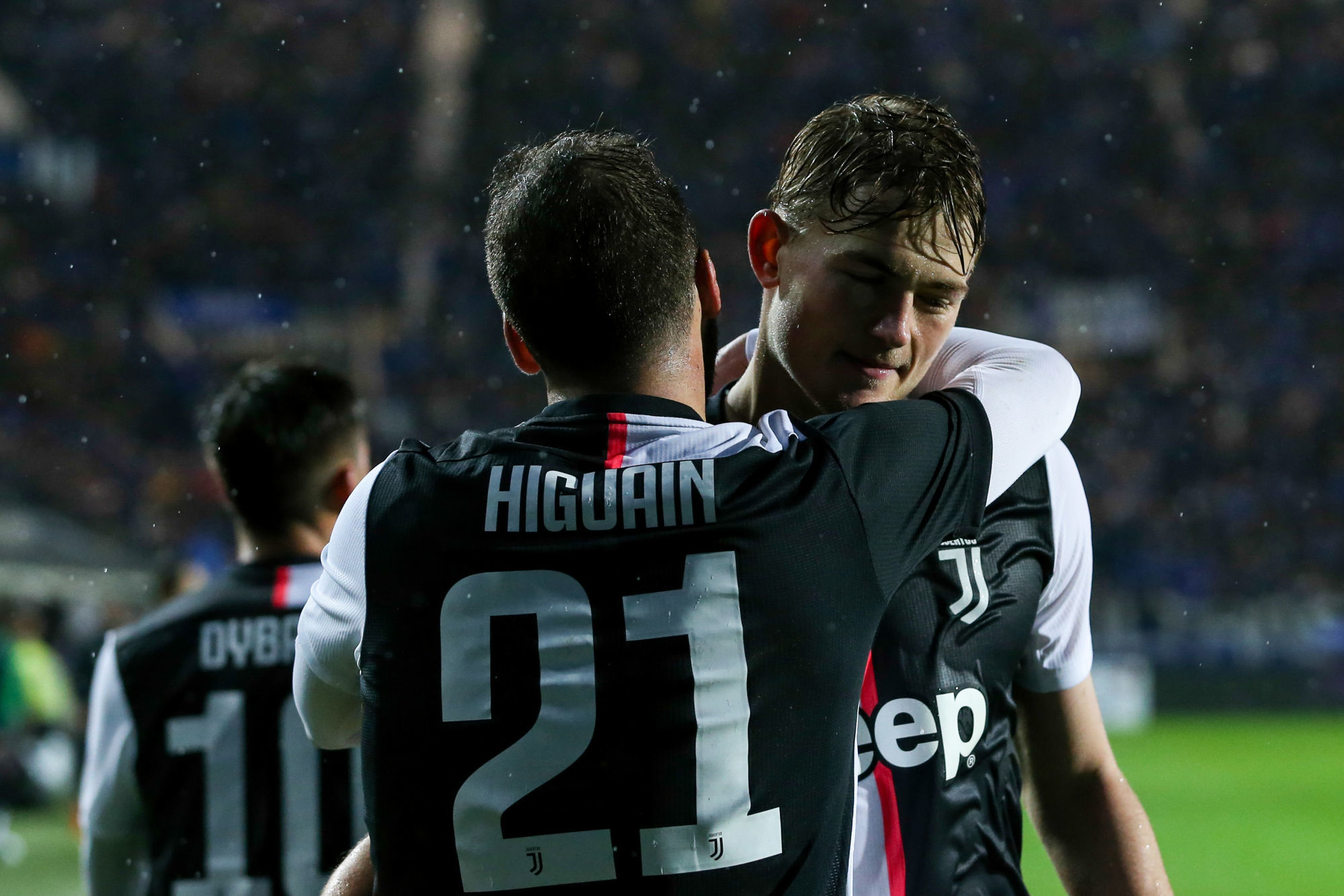 Gonzalo Higuain of Juventus celebrates with team mate Matthijs De Ligt after scoring to give the side a 2-1 lead with his second goal during the Serie A match at Gewiss Stadium, Bergamo. Picture date: 23rd November 2019. Picture credit should read: Jonathan Moscrop/Sportimage 

Photo by Icon Sport - Gonzalo HIGUAIN - Matthijs DE LIGT - Stadio Atleti Azzurri d'Italia - Bergame (Italie)