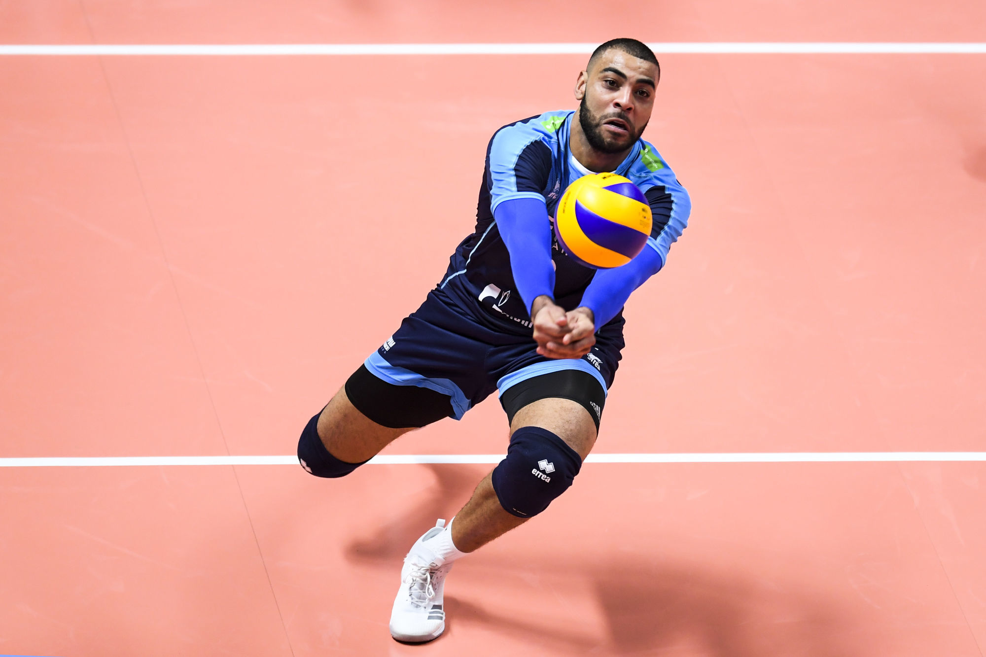 5694458 09.11.2018 Zenit's Earvin Ngapeth receives a ball during the Russian Championship volleyball match between Zenit-Kazan and Belogorie Belgorod, in Kazan, Russia, November 9, 2018. Photo : Sputnik / Icon Sport