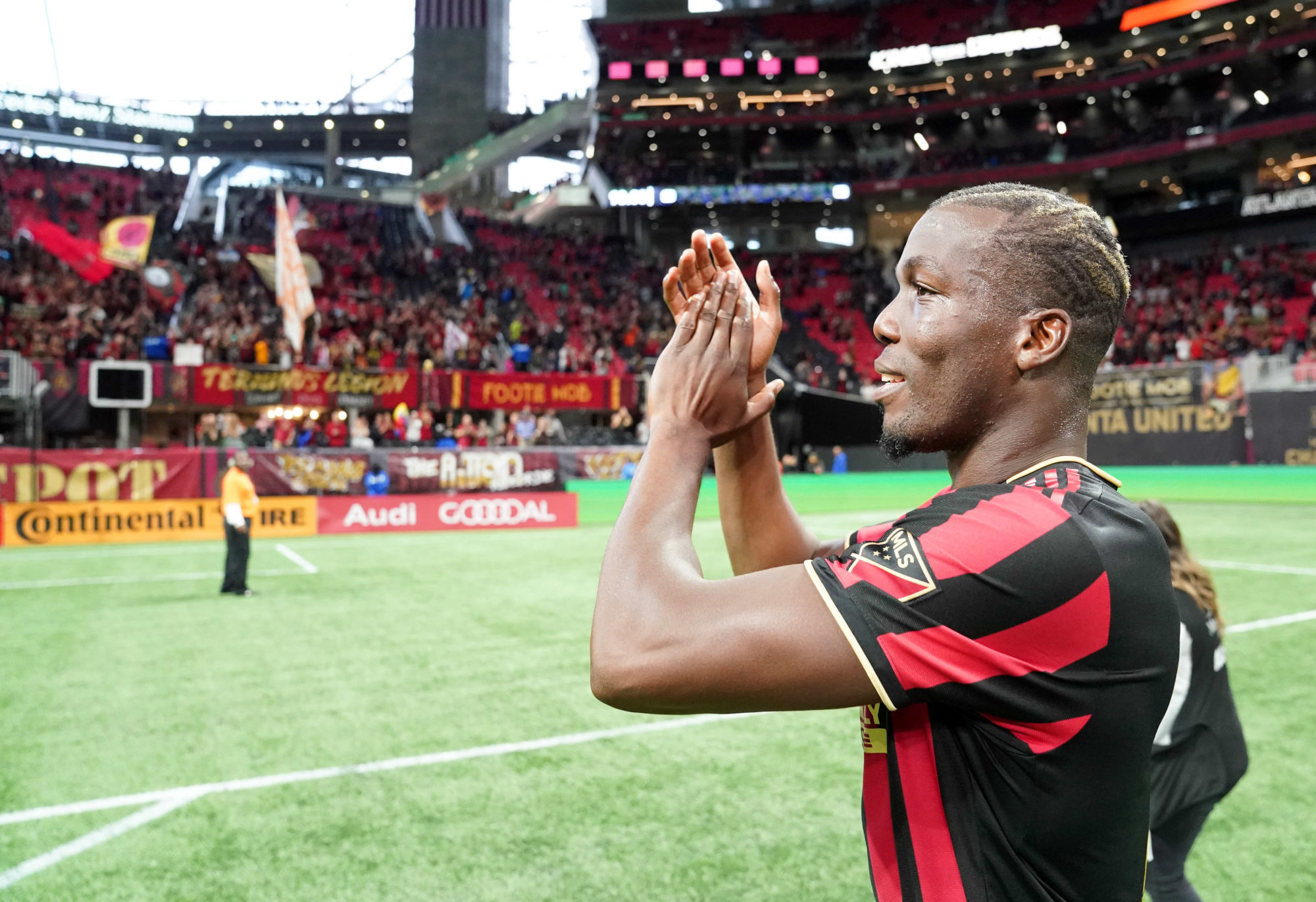 Oct 19, 2019; Atlanta , GA, USA; Atlanta United defender Florentin Pogba (4) thanks the fans as he celebrates on the pitch after the United's 1-0 win over the New England Revolution at Mercedes-Benz Stadium. Mandatory Credit: John David Mercer-USA TODAY Sports/Sipa USA 


Photo by Icon Sport - Florentin POGBA - Mercedes-Benz Stadium - Atlanta (Etats Unis)