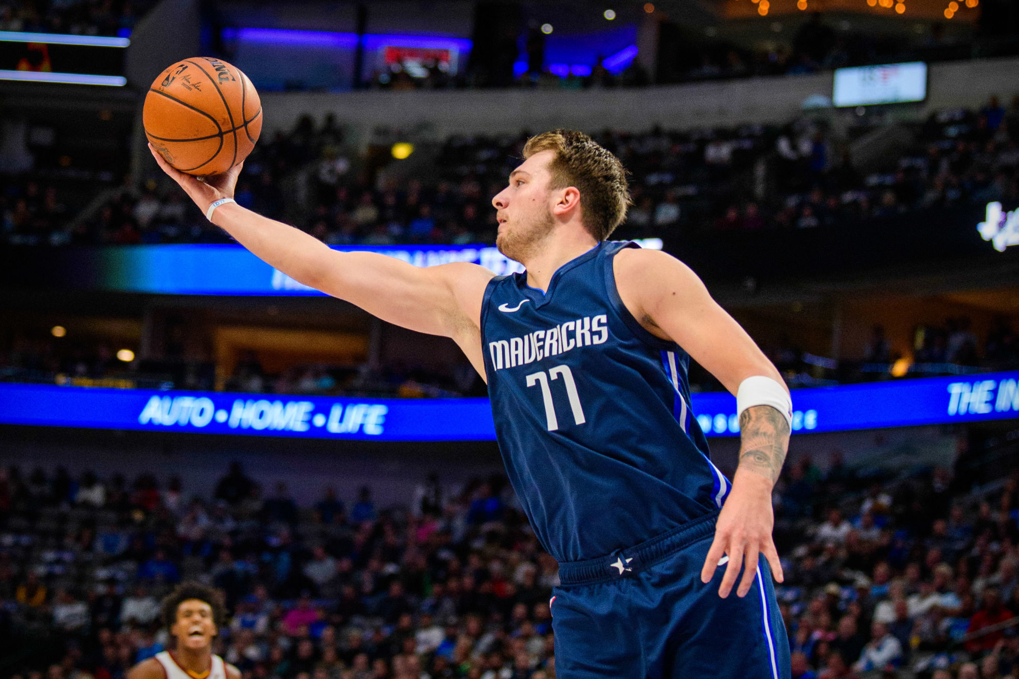Nov 22, 2019; Dallas, TX, USA; Dallas Mavericks forward Luka Doncic (77) grabs a rebound during the first quarter against the Cleveland Cavaliers at the American Airlines Center. Mandatory Credit: Jerome Miron-USA TODAY Sports/Sipa USA 

Photo by Icon Sport - Luka DONCIC - American Airlines Center - Dallas (Etats Unis)