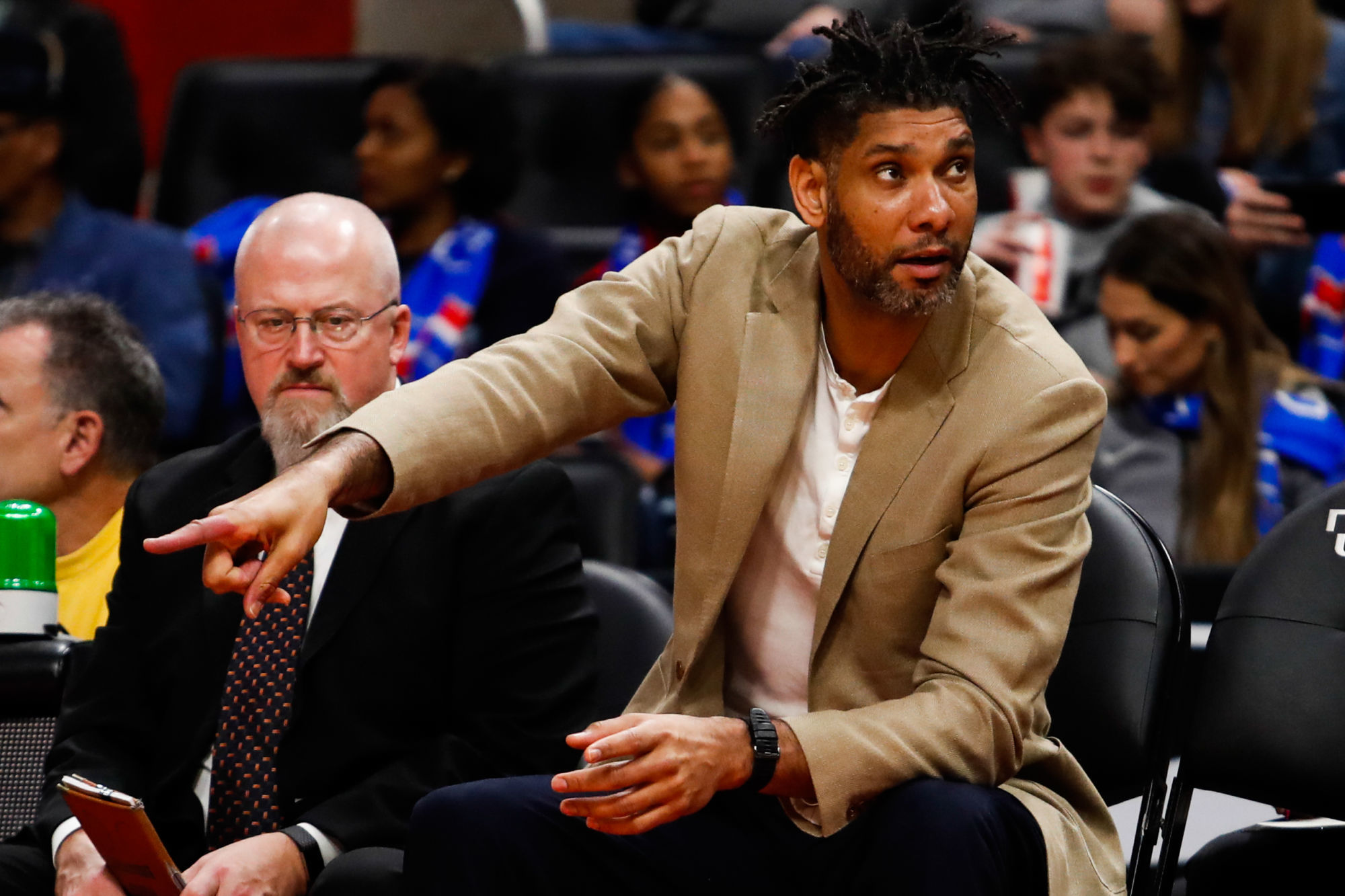 Dec 1, 2019; Detroit, MI, USA; San Antonio Spurs assistant coach Tim Duncan points to the floor during the second quarter against the Detroit Pistons at Little Caesars Arena. Mandatory Credit: Raj Mehta-USA TODAY Sports/Sipa USA 

Photo by Icon Sport - Tim DUNCAN - Little Caesars Arena - Detroit (Etats Unis)