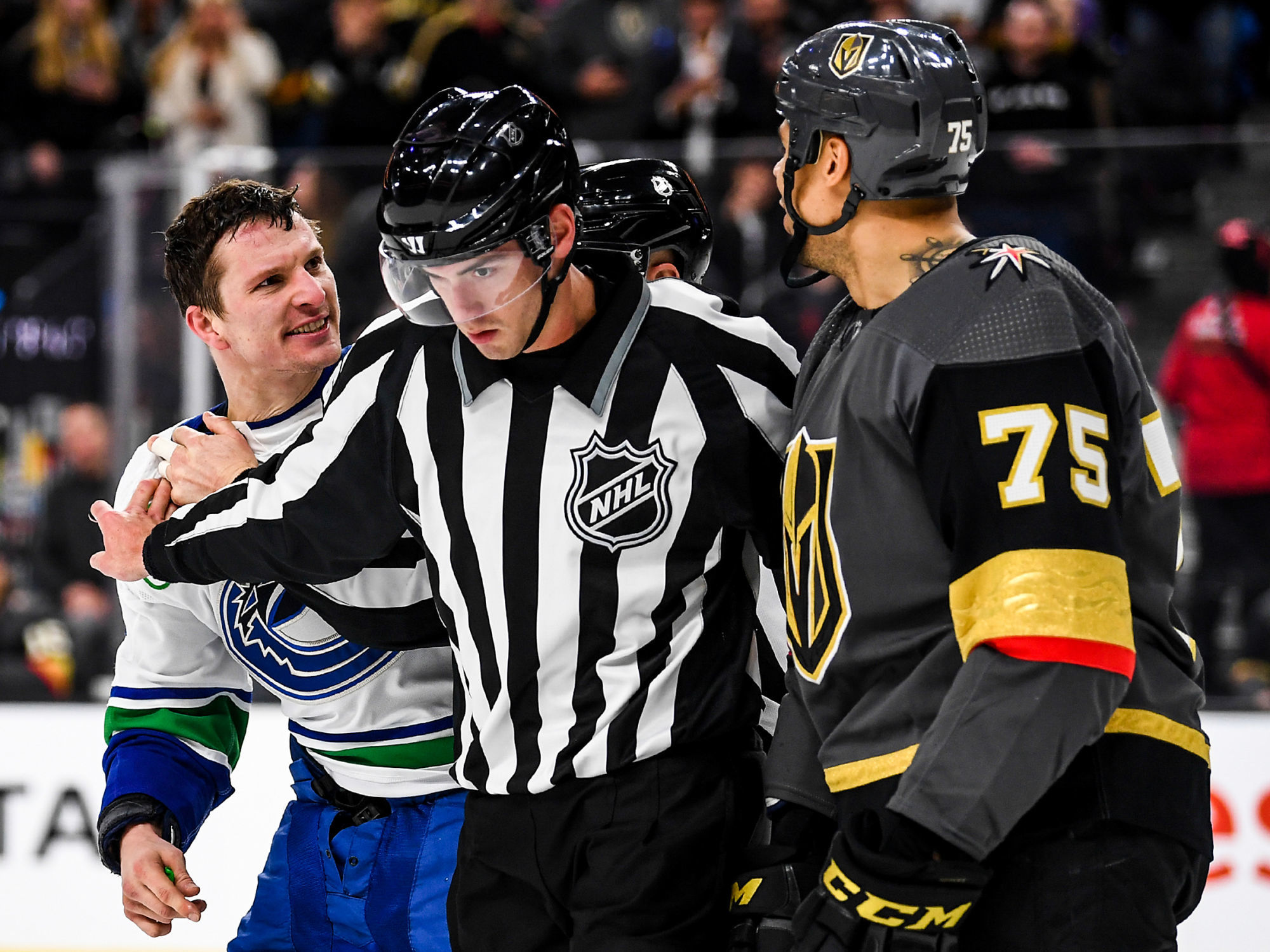 Dec 15, 2019; Las Vegas, NV, USA; Vancouver Canucks left wing Antoine Roussel (26) has words with Vegas Golden Knights right wing Ryan Reaves (75) during the first period at T-Mobile Arena. Mandatory Credit: Stephen R. Sylvanie-USA TODAY Sports 

Photo by Icon Sport