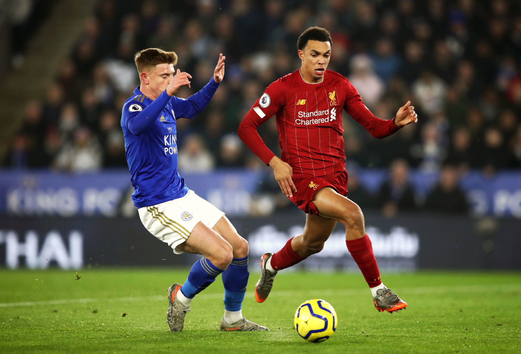 Liverpool's Trent Alexander-Arnold (right) and Leicester City's Harvey Barnes battle for the ball during the Premier League match at the King Power Stadium, Leicester. 
Photo : PA Images / Icon Sport