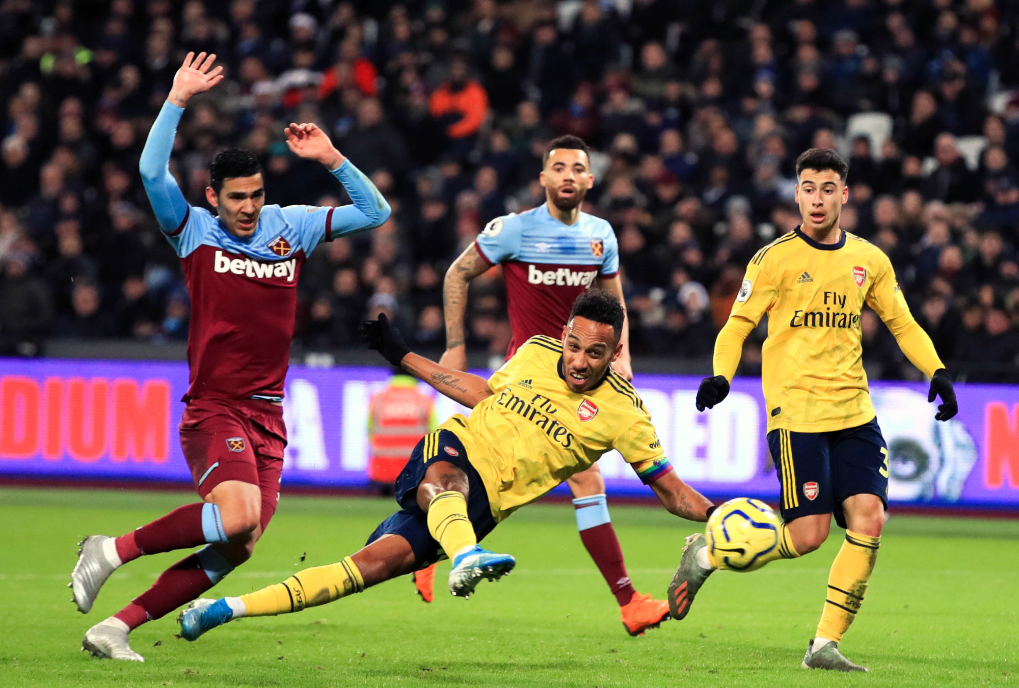 Arsenal's Pierre-Emerick Aubameyang (centre) scores his side's third goal of the game during the Premier League match at the London Stadium, London. - London Stadium - Londres (Angleterre)