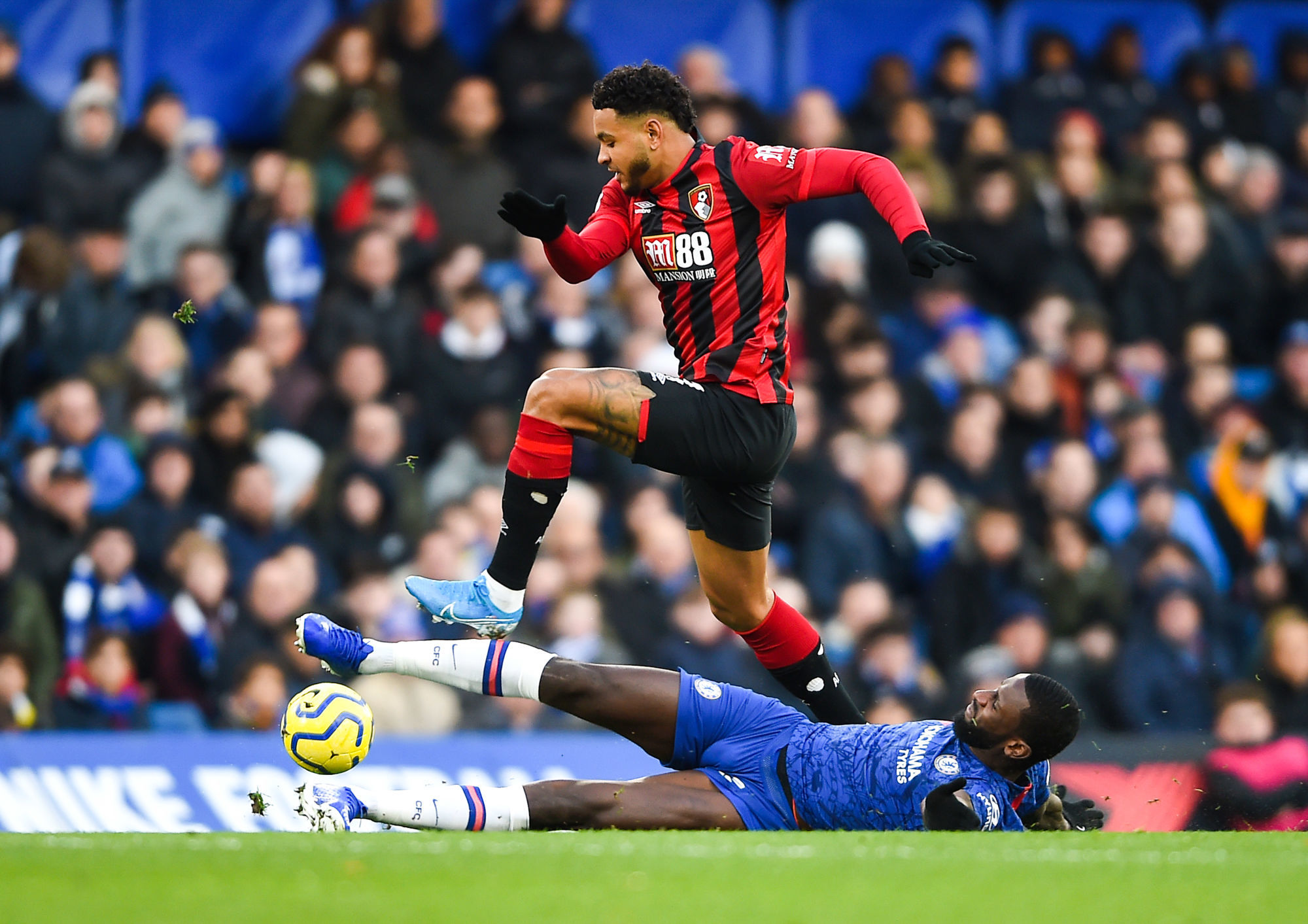 Bournemouth's Joshua King (left) and Chelsea's Antonio Rudiger battle for the ball 


Photo by Icon Sport - Stamford Bridge - Londres (Angleterre)