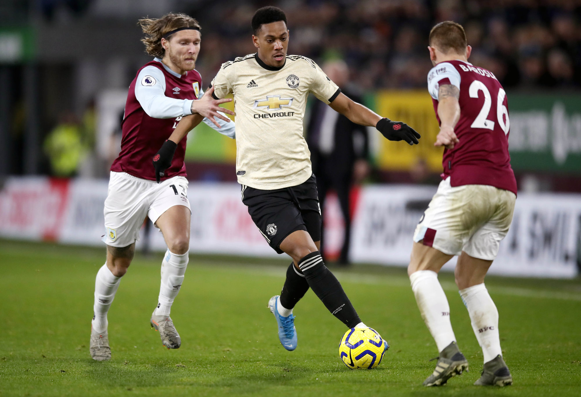 Manchester United's Anthony Martial (centre) battles for the ball with Burnley's Jeff Hendrick (left) and Phil Bardsley during the Premier League match at Turf Moor, Burnley. 
Photo by Icon Sport - Turf Moor - Burnley (Angleterre)