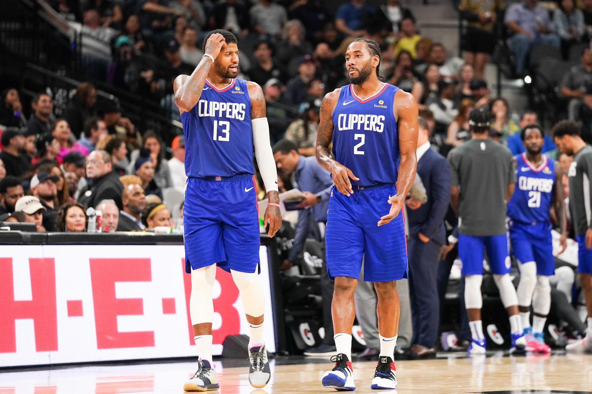 Nov 29, 2019; San Antonio, TX, USA; LA Clippers forward Paul George (13) and forward Kawhi Leonard (2) speak during the second half against the San Antonio Spurs at the AT&T Center. Mandatory Credit: Daniel Dunn-USA TODAY Sports/Sipa USA 

Photo by Icon Sport - Paul GEORGE - Kawhi LEONARD - AT&T Center - San Antonio (Etats Unis)