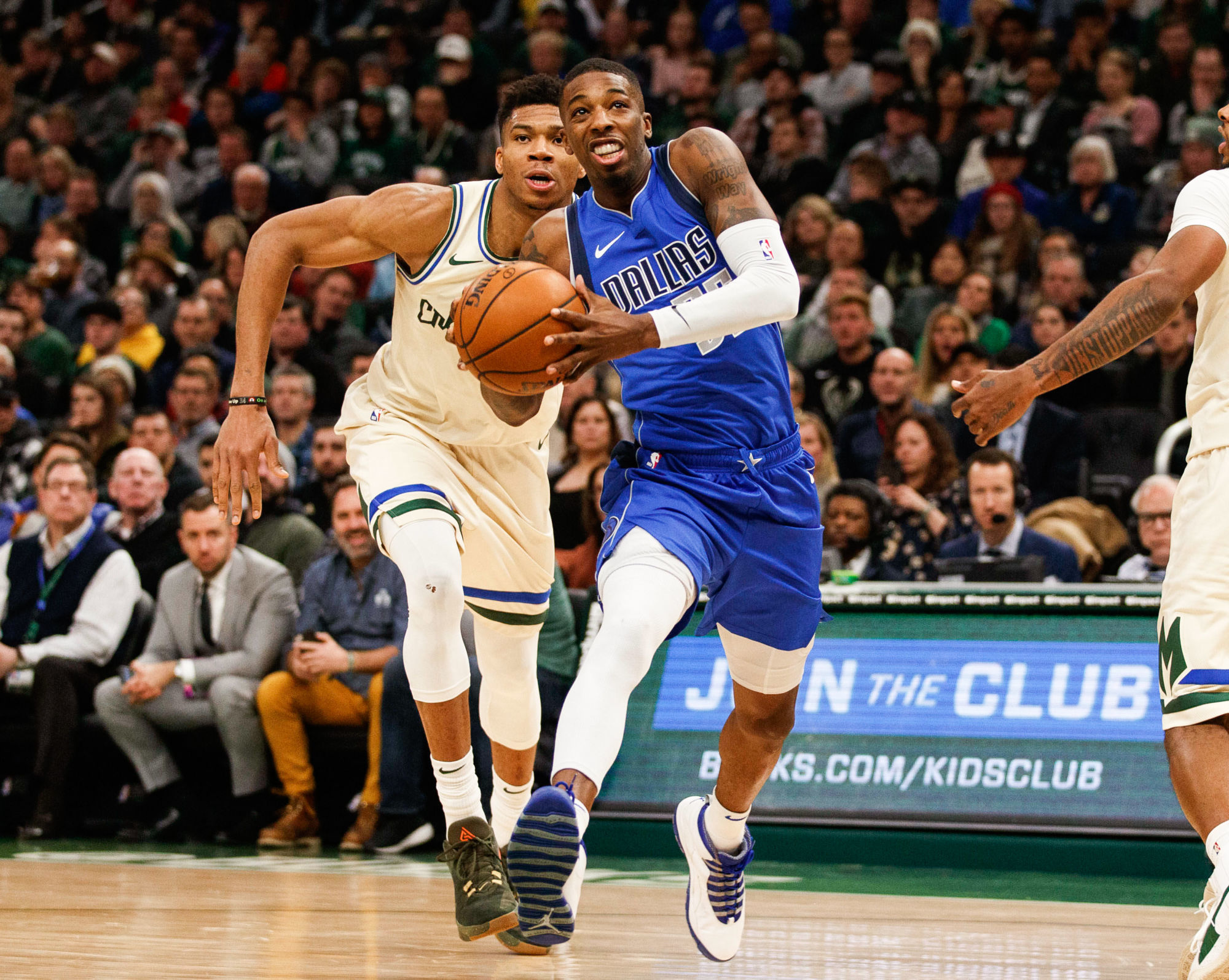 Dec 16, 2019; Milwaukee, WI, USA; Dallas Mavericks guard Delon Wright (55) drives for the basket in front of Milwaukee Bucks forward Giannis Antetokounmpo (34) during the fourth quarter at Fiserv Forum. Mandatory Credit: Jeff Hanisch-USA TODAY Sports/Sipa USA 

Photo by Icon Sport - Fiserv Forum - Milwaukee (Etats Unis)