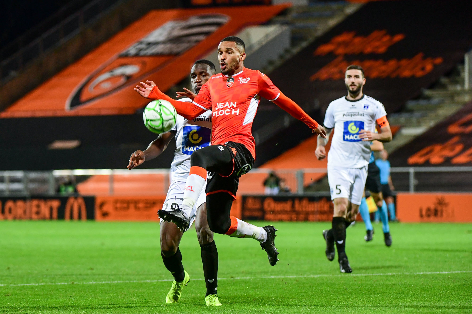 Sylvain MARVEAUX of Lorient and Guy Marcelin KILAMA of Niort during the Ligue 2 match between Lorient and Niort on November 8, 2019 in Lorient, France. (Photo by Anthony Dibon/Icon Sport) - Sylvain MARVEAUX - Guy-Marcelin KILAMA - Capitainerie du Port de Lorient La Base - Lorient (France)