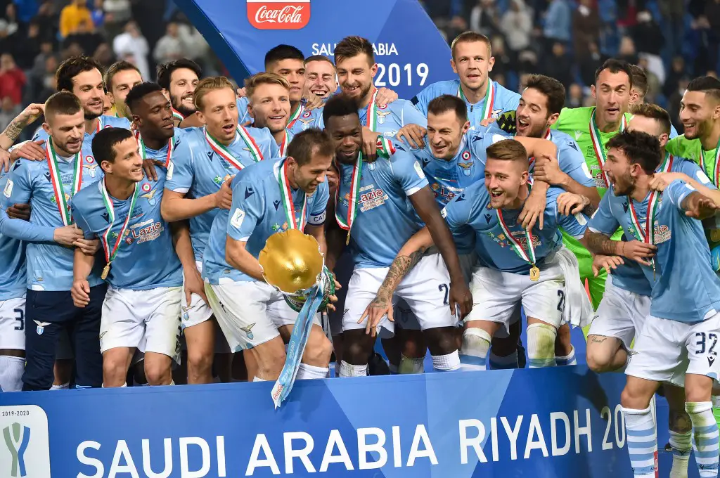 Lazio's players celebrate with trophy after the Supercoppa Italiana final football match between Juventus and Lazio at the King Saud University Stadium in the Saudi capital Riyadh on December 22, 2019. (Photo by FAYEZ NURELDINE / AFP)