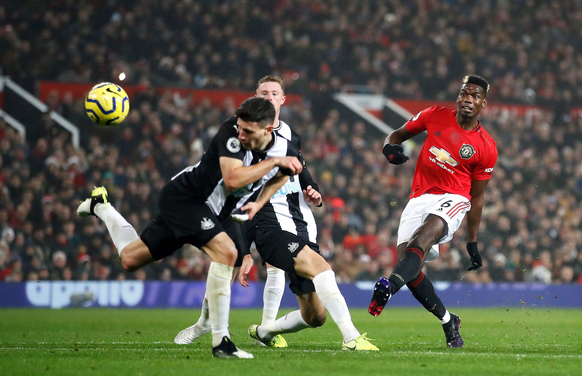 Manchester United's Paul Pogba shoots at goal during the Premier League match at Old Trafford, Manchester. 
Photo : PA Images / Icon Sport