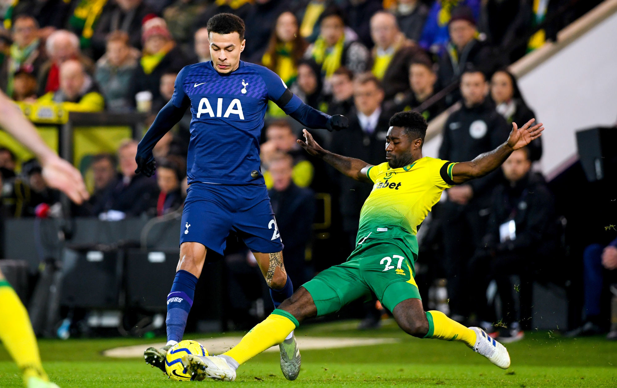 Tottenham Hotspur's Dele Alli (left) and Norwich City's Alexander Tettey battle for the ball during the Premier League match at Carrow Road, Norwich. 

Photo by Icon Sport - Carrow Road - Norwich (Angleterre)