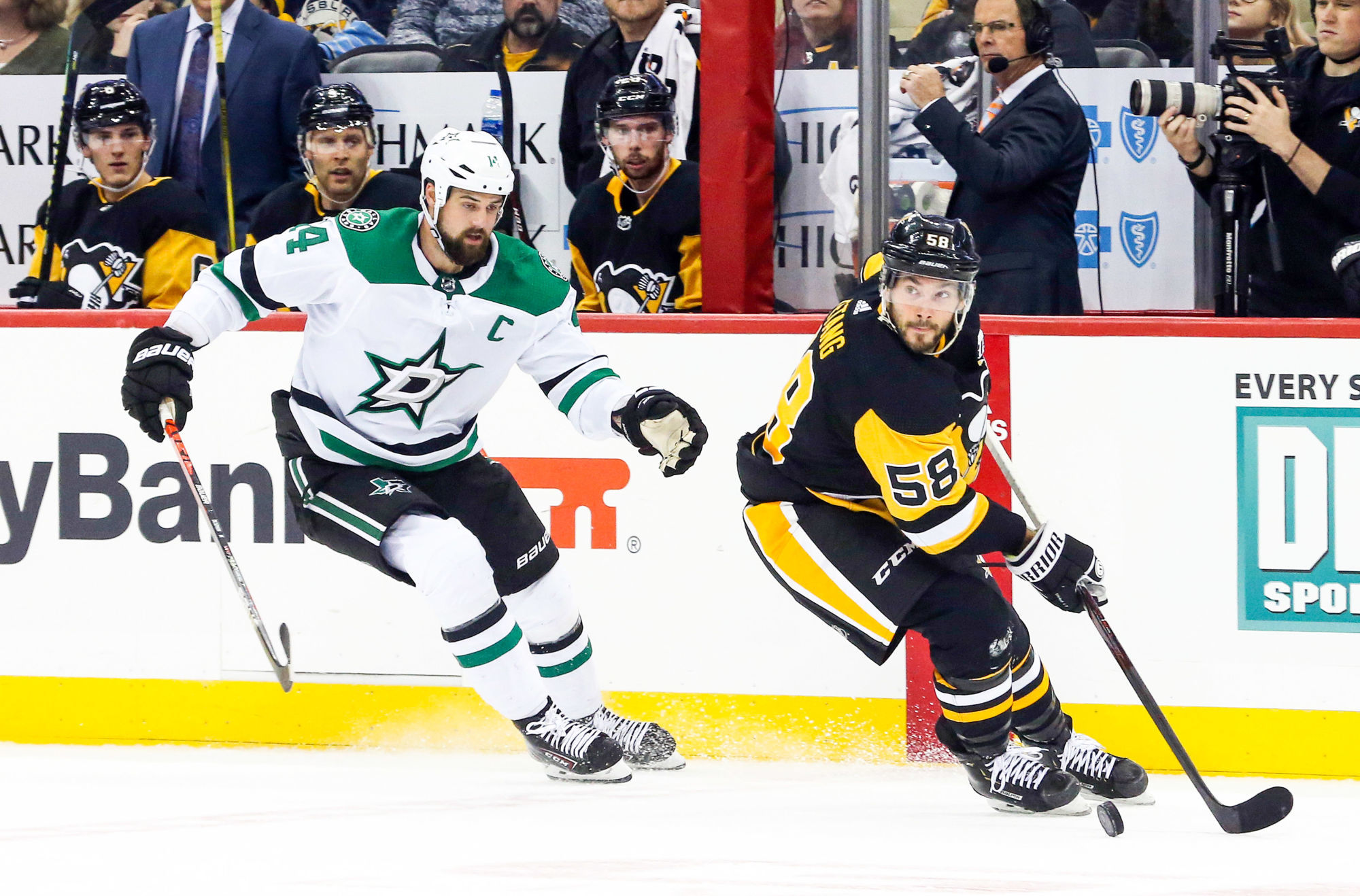 Oct 18, 2019; Pittsburgh, PA, USA;  Pittsburgh Penguins defenseman Kris Letang (58) handles the puck ahead of Dallas Stars left wing Jamie Benn (14) during the second period  at PPG PAINTS Arena. Mandatory Credit: Charles LeClaire-USA TODAY Sports 


Photo by Icon Sport - Jamie BENN - Kristopher LETANG - PPG PAINTS Arena - Pittsburgh (Etats Unis)