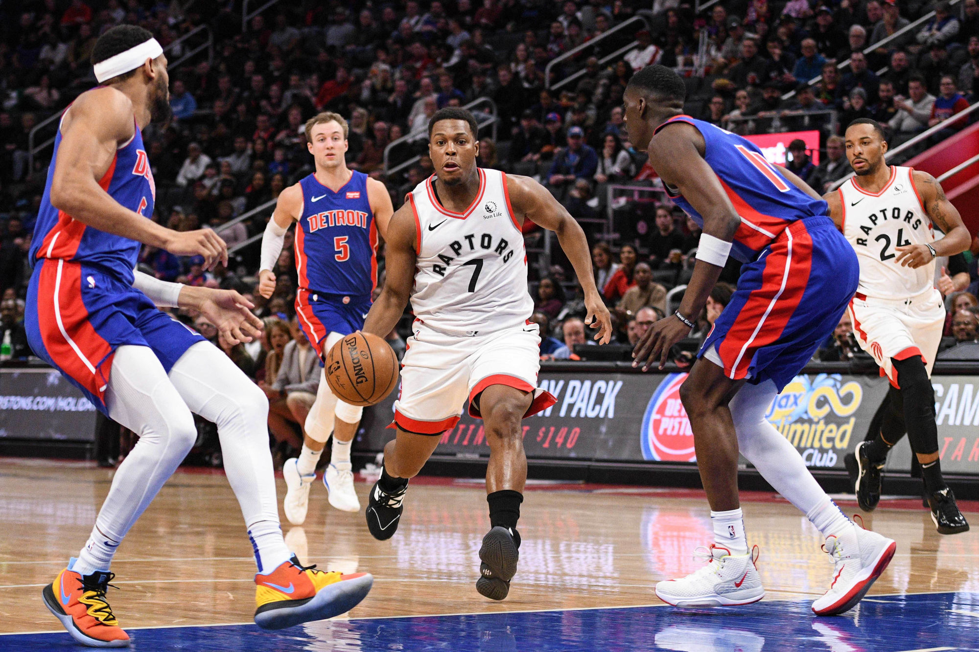 Dec 18, 2019; Detroit, MI, USA; Toronto Raptors guard Kyle Lowry (7) drives to the basket against Detroit Pistons guard Bruce Brown (6) and guard Tony Snell (17) during the second quarter at Little Caesars Arena. Mandatory Credit: Tim Fuller-USA TODAY Sports/Sipa USA 

Photo by Icon Sport - Tony SNELL - Bruce BROWN - Kyle LOWRY - Detroit (Etats Unis)