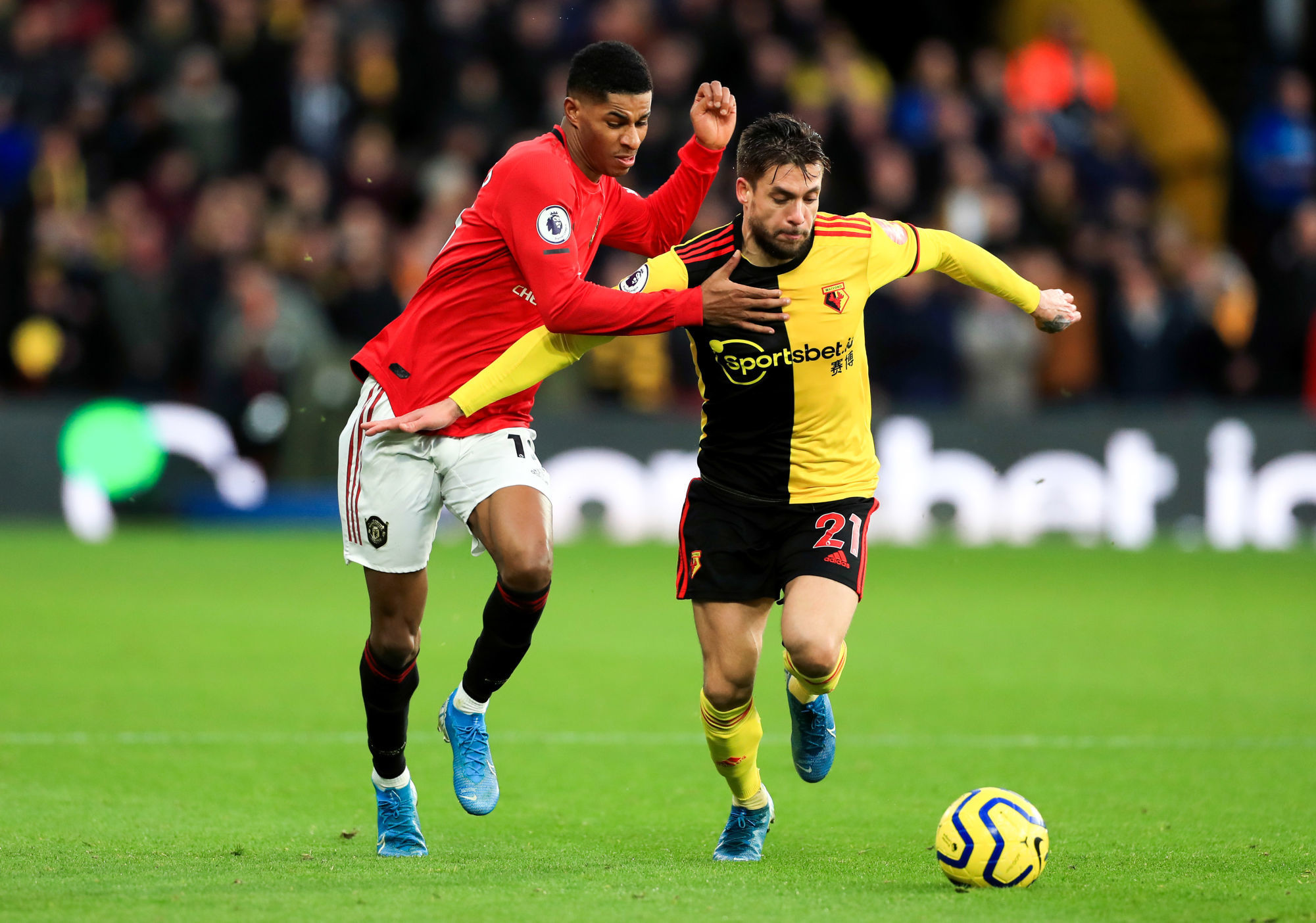 Manchester United's Marcus Rashford (left) and Watford's Kiko Femenia battle for the ball during the Premier League match at Vicarage Road, Watford. 

Photo by Icon Sport - Vicarage Road - Watford (Angleterre)