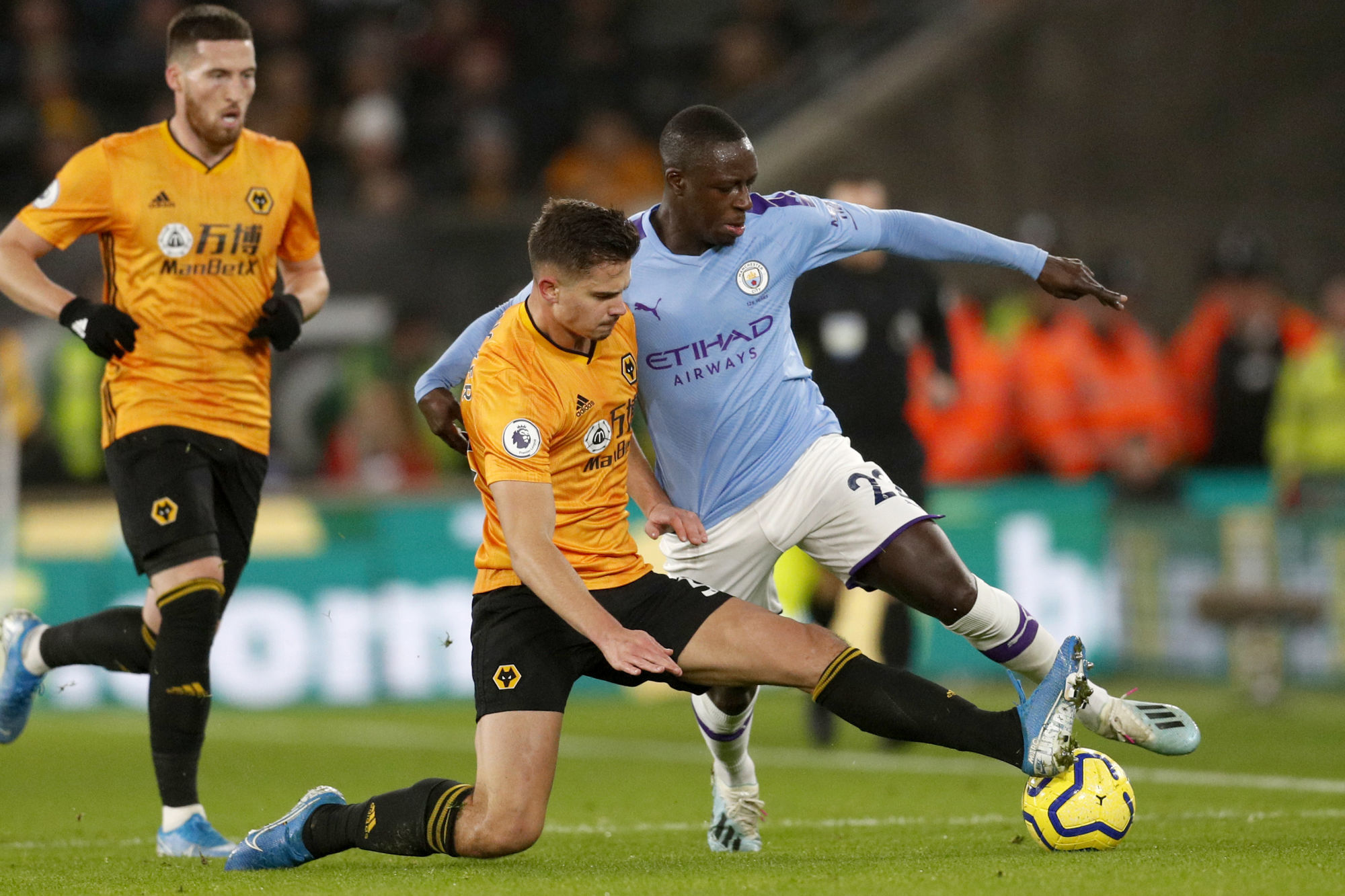 Leander Dendoncker of Wolverhampton Wanderers challenges Benjamin Mendy of Manchester City during the Premier League match at Molineux, Wolverhampton. Picture date: 27th December 2019. Picture credit should read: Darren Staples/Sportimage 
Photo by Icon Sport - Molineux Stadium - Wolverhampton (Angleterre)