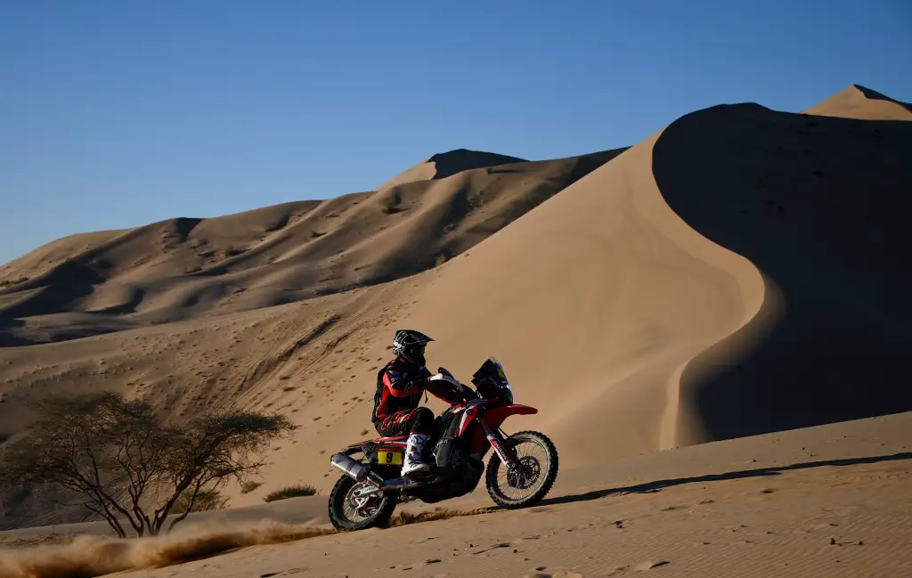 Honda's team 2020 biker Ricky Brabec of the US powers his Honda motorbike during  the Stage 1 of the Dakar 2020 between Jeddah and Al Wajh, Saudi Arabia, on January 5, 2020. (Photo by FRANCK FIFE / AFP)