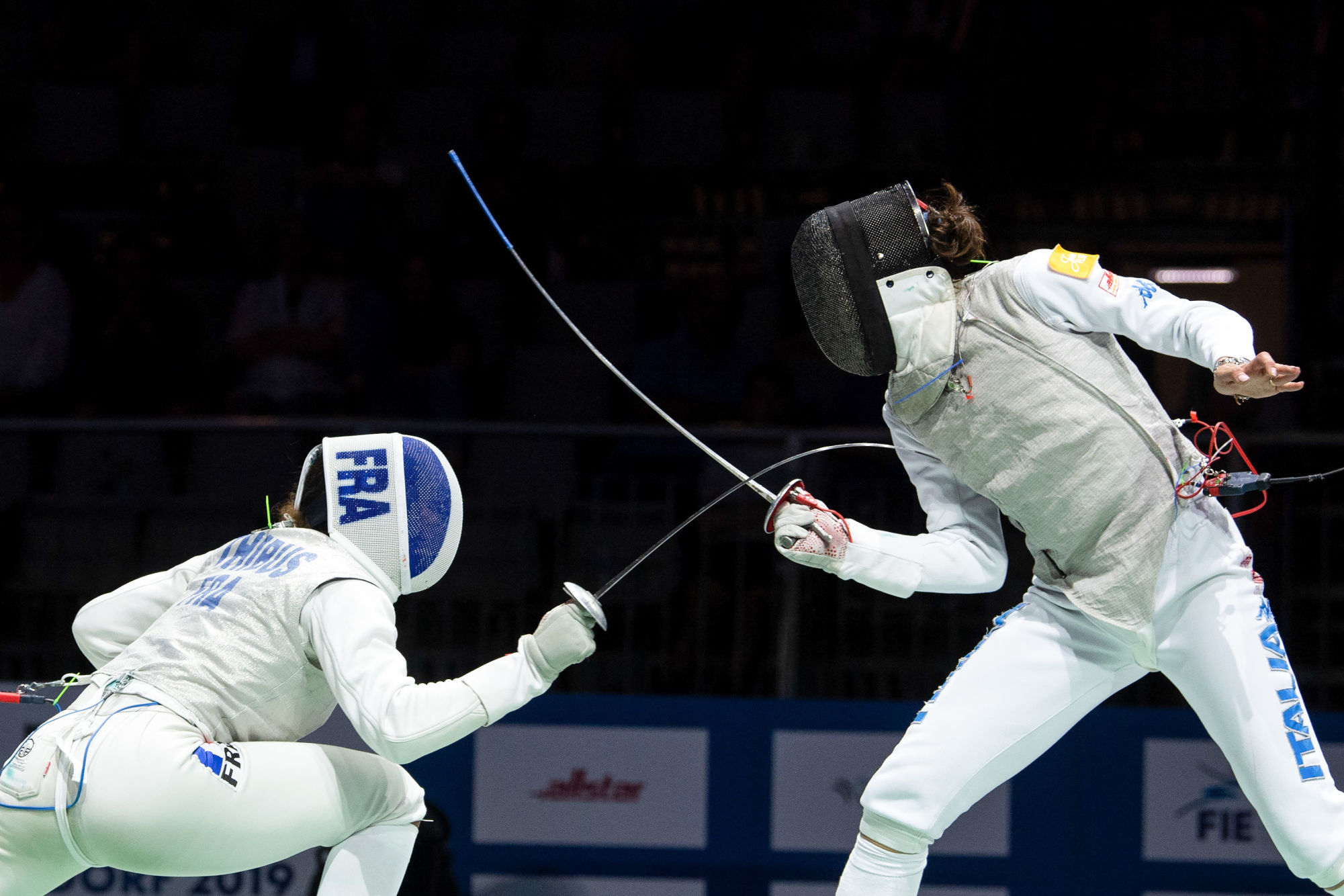 Ysaora Thibus (l) scores against Elisa Di Francisca during the Fencing European Championship on June 18th, 2019.
Photo : PictureAlliance / Icon Sport