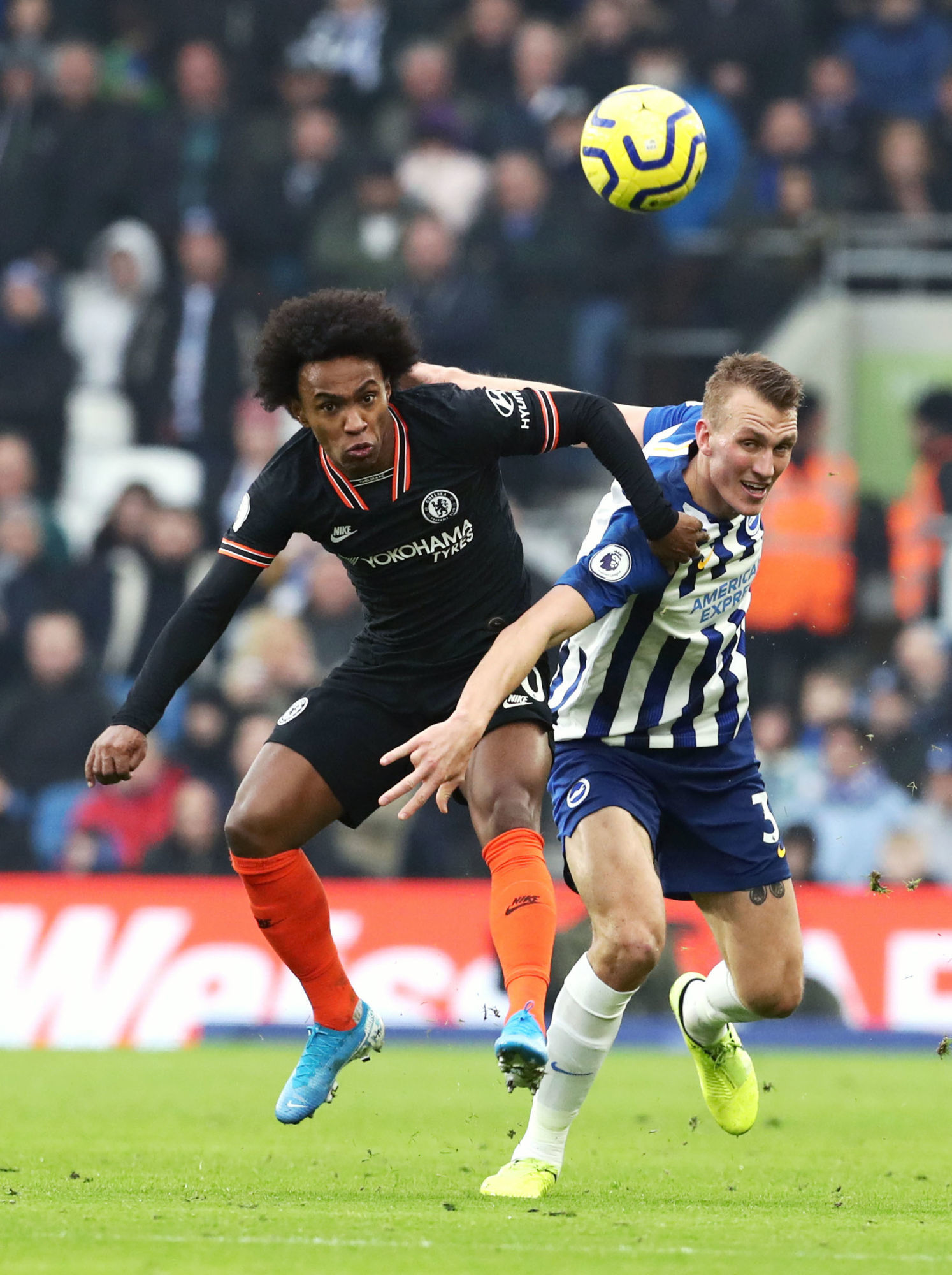 Chelsea's Willian (left) and Brighton and Hove Albion's Dan Burn battle for the ball during the Premier League match at the AMEX Stadium, Brighton. 
Photo by Icon Sport - Falmer Stadium - Brighton (Angleterre)