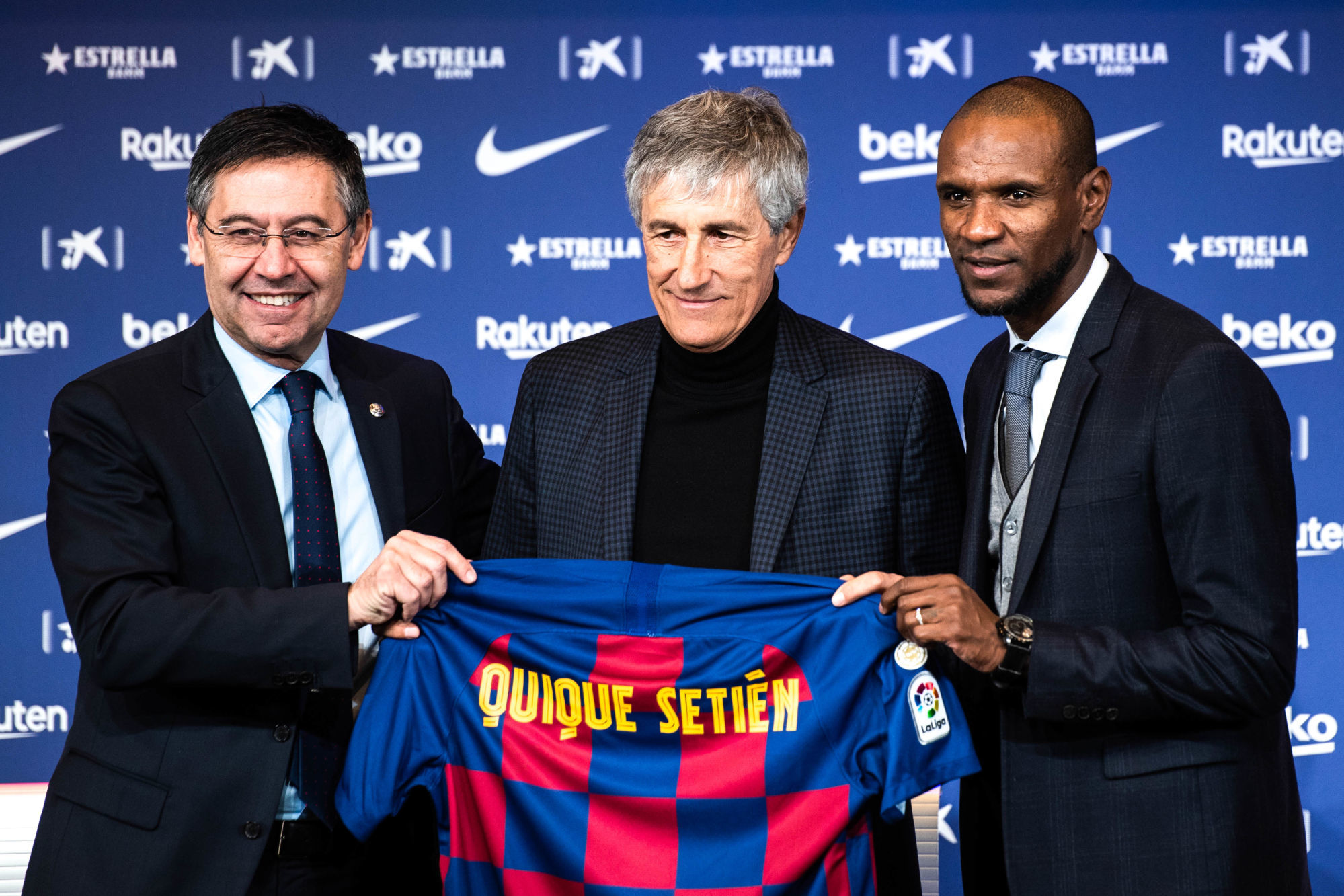 Quique Setien avec Josep Maria Bartomeu et Eric Abidal - Photo by Icon Sport