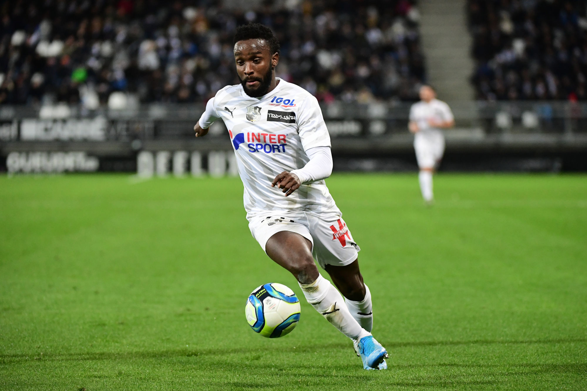Stiven MENDOZA of Amiens during the Ligue 1 match between Amiens and Dijon at Stade de la Licorne on December 14, 2019 in Amiens, France. (Photo by Dave Winter/Icon Sport) - Stiven MENDOZA - Stade de la Licorne - Amiens (France)